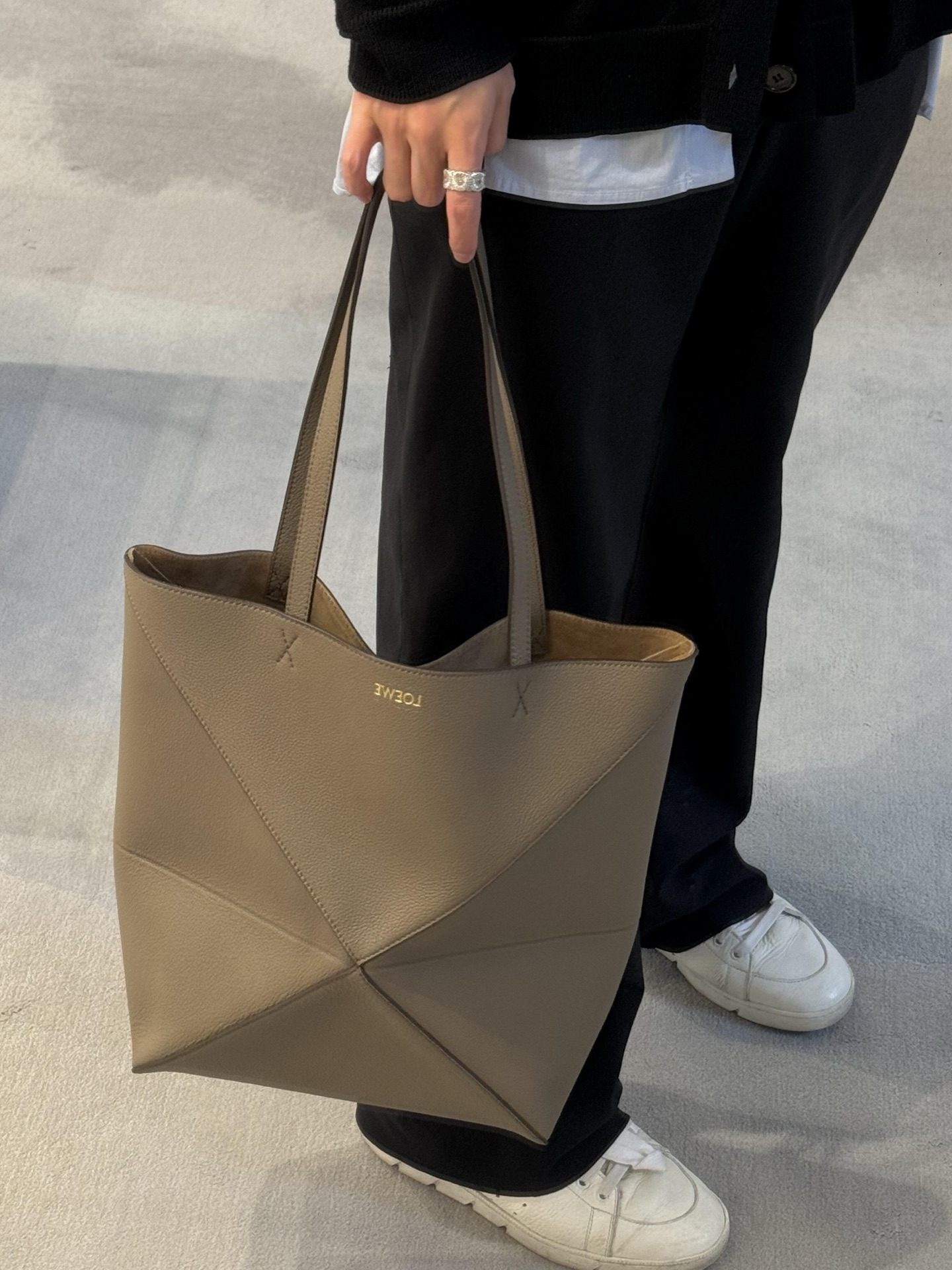 NO:342739,Gray-brown uzzle folding tote bag uzzle Fold is a new color, very versatile and durable, the latest grained cowhide, office workers are ecstatic, no problem throwing it everywhere, folding bag, putting the suitcase on business trip without pressure, not occupying the position, pulling it open is a practical commuter bag., folding bag Puzzle Fold Tote,totes,cowhide19860909灰褐色粒面uzzle fold折叠托特包 uzzle Fold出新色啦 非常百搭耐看 最新的粒面牛皮 上班族狂喜 到处扔都没问题 折叠包身 出差放行李箱毫无压力 不占位置 拉开就是个实用通勤大包儿.,折叠包Puzzle Fold Tote,totes,cowhide,Bag