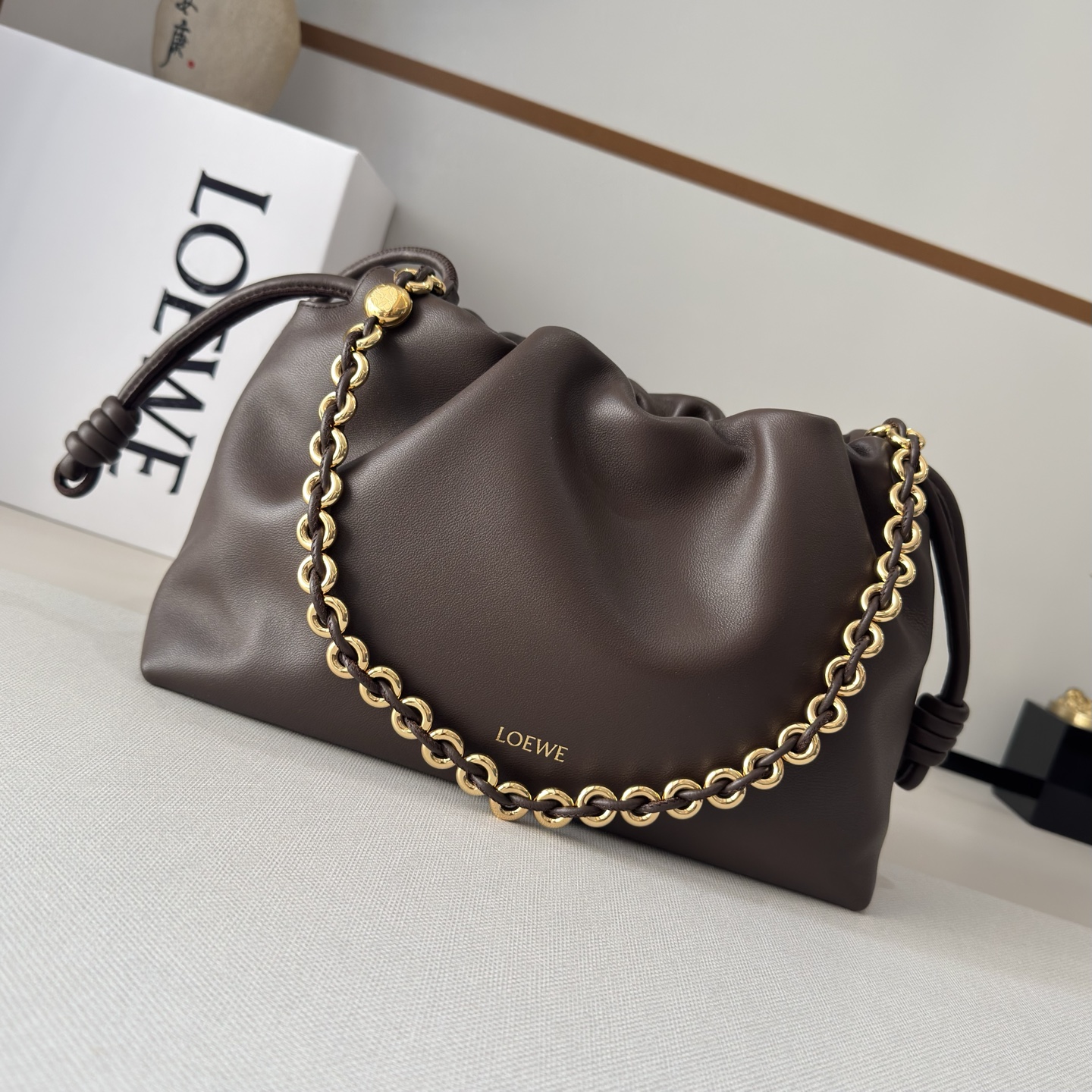 NO:342320,LOw Soft Napa Sheepskin Flamenco Purse lucky bag is made of wrinkled design, with signature knots on the sides and other key details. The style is fashionable and versatile. It can be carried as a clutch, or paired with a donut chain shoulder or with a leather shoulder strap crossbody. This version is made of soft Napa Sheepskin. It can be shoulder, crossbody or portable* removable adjustable leather shoulder strap* removable donut chain trim* Anagram Engraved pebble pattern* Low-key magnetic buckle closure* Suede lining gold or silver* (matched metal chain lengthened leather shoulder strap) Model 012403 Size30*10.5*20CM (with full package), new model     Metal chain Sheepskin (snakeskin) lucky bag, handbag, sheepskin, snakeskin19860909LOw柔软纳帕羊皮革 Flamenco Purse 福袋 采用褶皱设计,侧面搭配标志性绳结等关键细节.款式时尚百搭,可作为手拿包携带,亦可搭配甜甜圈链条肩背,或搭配皮革肩带斜挎.此版本采用柔软纳帕羊皮革制成.可肩背、斜挎或手提*可拆卸可调节皮革肩带*可拆卸甜甜圈链条饰*Anagram 镌刻卵石纹*低调的磁扣开合*绒面革衬里烫金或烫银*(配套金屬鏈條加长皮肩帶） 型号012403 Size30*10.5*20CM（配全套包装）,新款     金屬鏈條 羊皮（蛇皮）福袋,handbag,sheepskin,sna,Bag