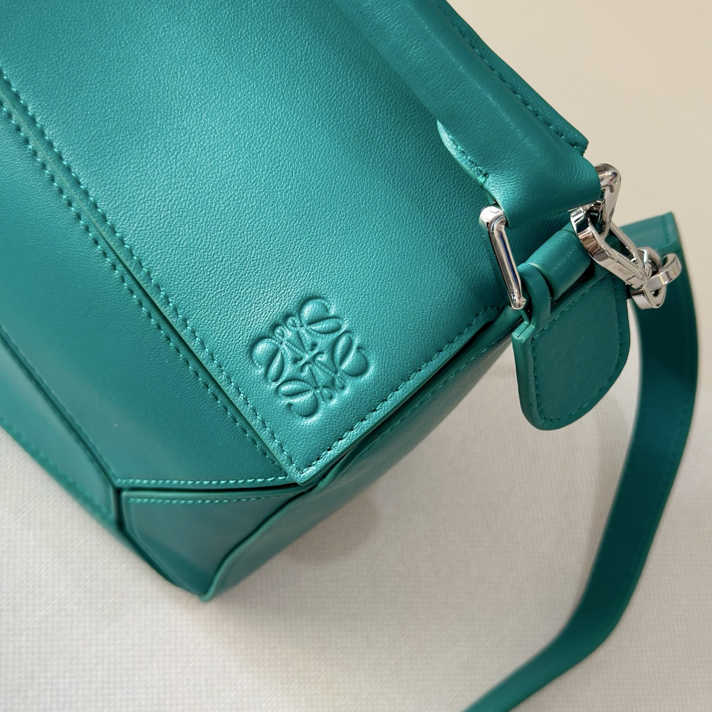 LO℮w℮🌟新款 小号纳帕羊皮革 Featherlight Puzzle 手袋 以别具一格的几何线条勾勒