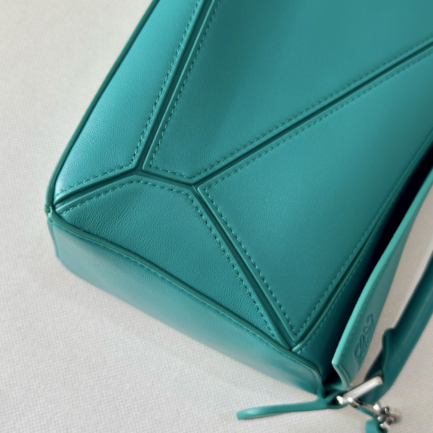 LO℮w℮🌟新款 小号纳帕羊皮革 Featherlight Puzzle 手袋 以别具一格的几何线条勾勒