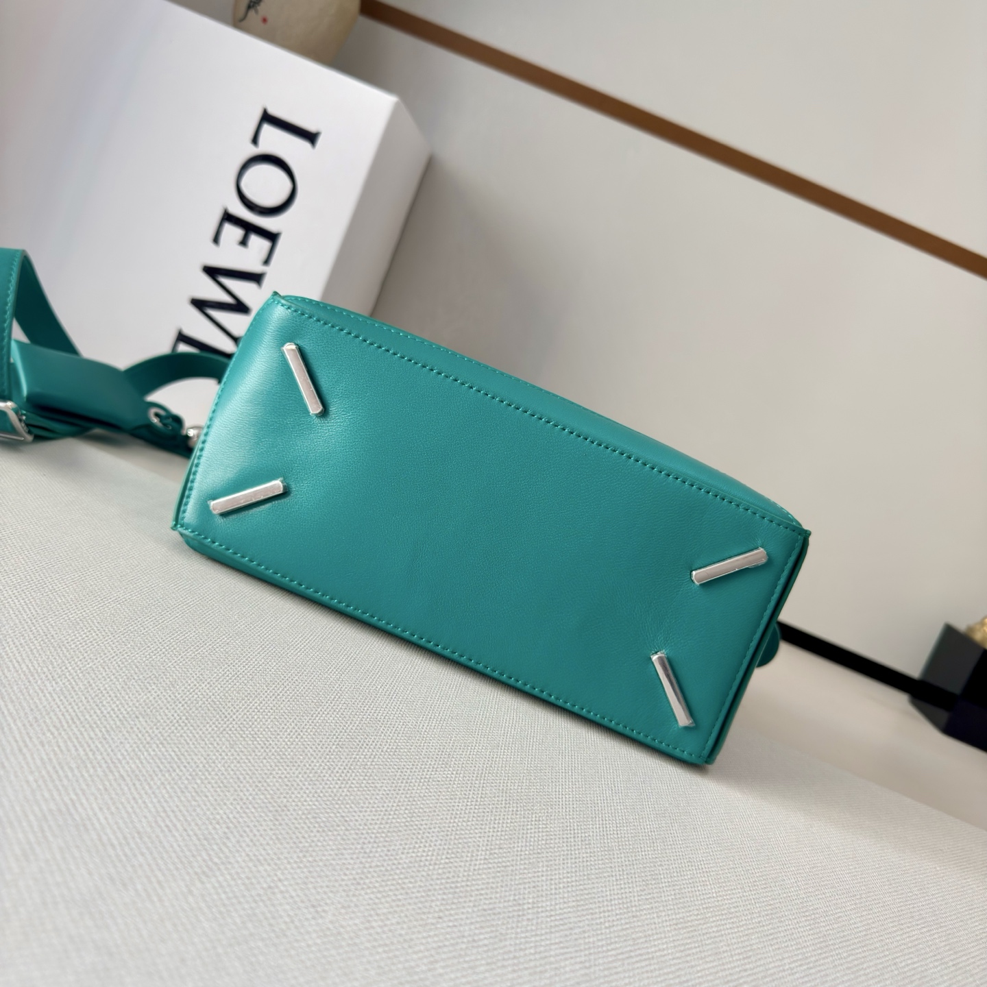 LO℮w℮🌟新款 小号纳帕羊皮革 Featherlight Puzzle 手袋 以别具一格的几何线条勾勒