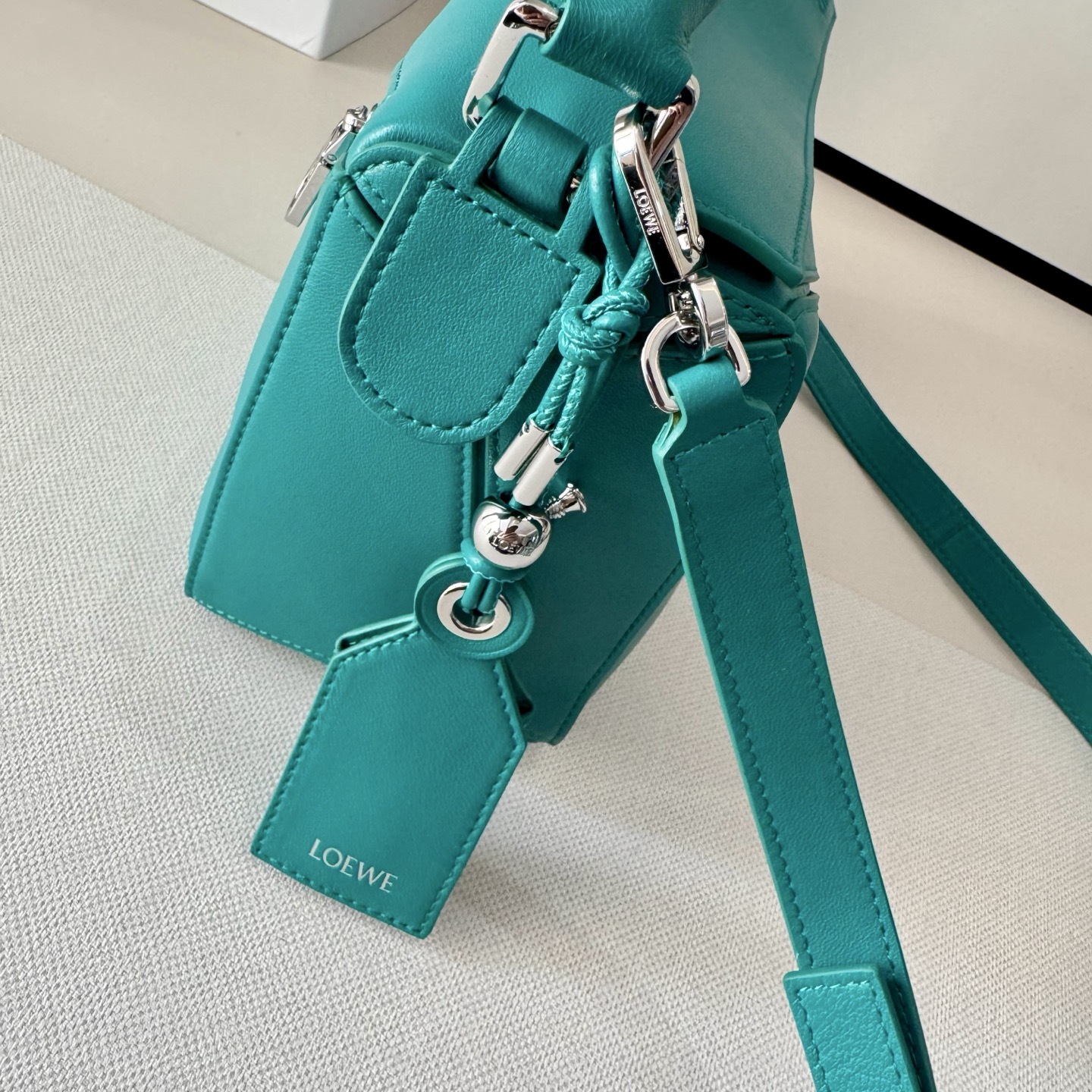 LO℮w℮🌟新款 小号纳帕羊皮革 Featherlight Puzzle 手袋 以别具一格的几何线条勾勒