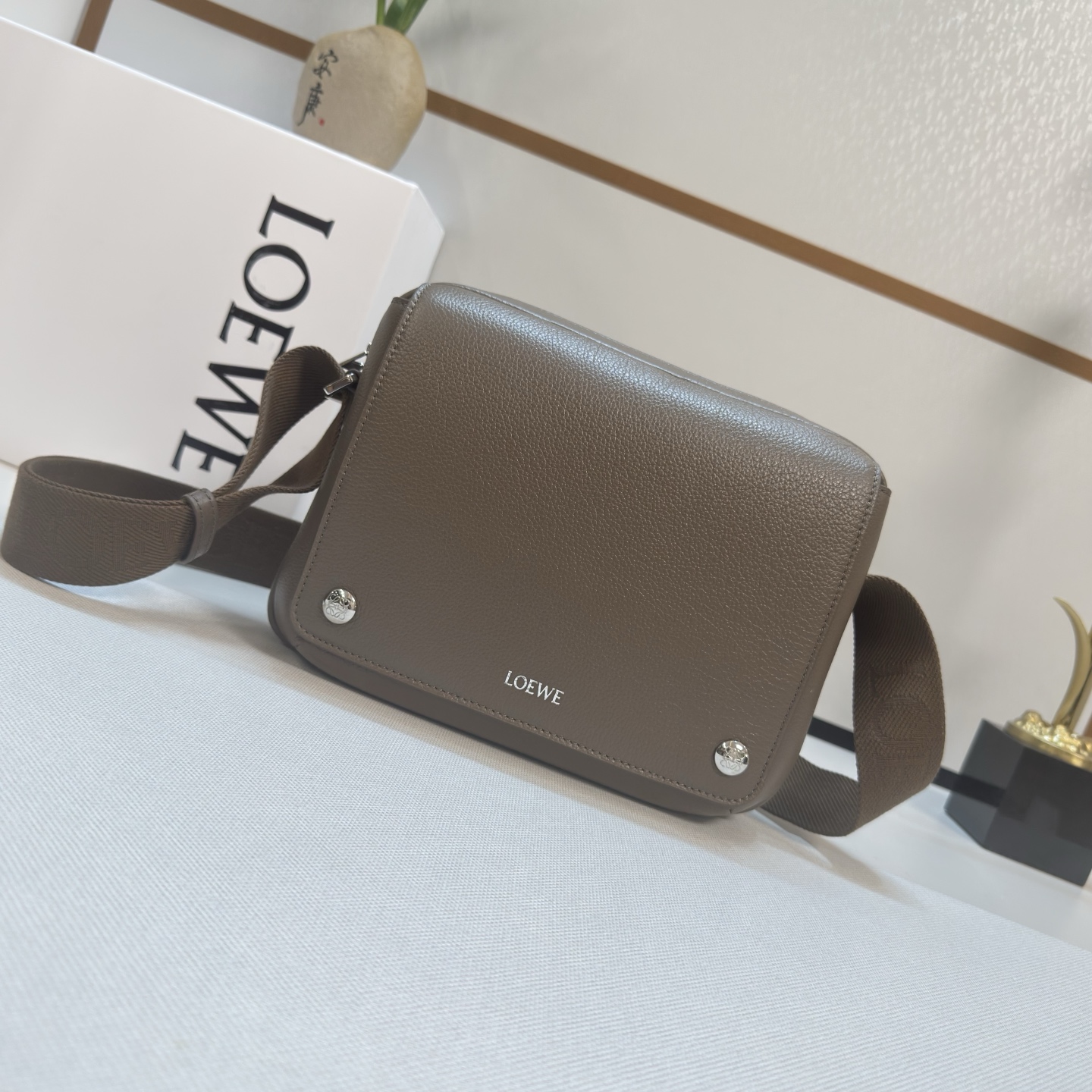 NO:342814,LOw new style medium soft grain cowhide leather Pebble post bag. It is practical and exquisitely designed. It is equipped with double signature Anagram Pebble. This version is made of soft grain cowhide leather. Adjustable LOw webbing*zipper closure* One magnetic buckle closure front pocket, one internal insert bag Suede lining LOw silver, Anagram Pebble. size23*18*9cm Model 652441 (with full package), men's post bag, cowhide19860909LOw新款 中号柔软粒面牛皮革Pebble邮差包.采用实用精巧设计.配有双重标志性是Anagram Pebble.此版本采用柔软粒面牛皮革制成.可调节LOw织带*拉链开合*一个磁扣开合正面口袋、一个内部插袋 绒面革衬里LOw烫银,Anagram Pebble. size23*18*9cm 型号652441（配全套包装）,男款邮差包,cowhide,Bag