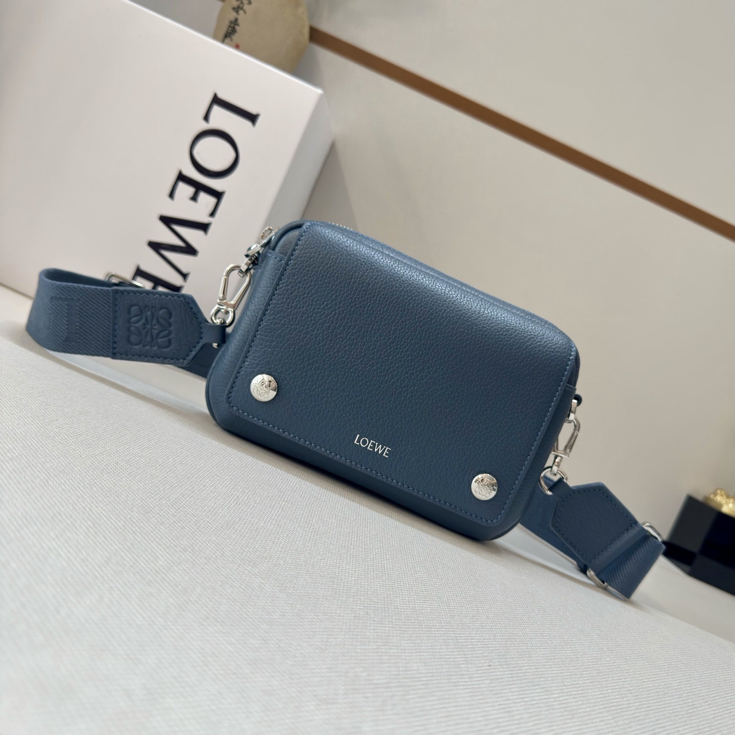 NO:342822,LOw new small soft grain cowhide leather Pebble post bag. It is made of practical and exquisite design. It is equipped with double signature Anagram Pebble. This version is made of soft grain cowhide leather. Adjustable LOw webbing*zipper closure* One magnetic buckle closure front pocket, one internal insert bag Suede lining LOw silver, Anagram Pebble. size20*6*12.5 Model 652514 (with full package), men's post bag, cowhide19860909LOw新款小号柔软粒面牛皮革Pebble邮差包.采用实用精巧设计.配有双重标志性是Anagram Pebble.此版本采用柔软粒面牛皮革制成.可调节LOw织带*拉链开合*一个磁扣开合正面口袋、一个内部插袋 绒面革衬里LOw烫银,Anagram Pebble. size20*6*12.5 型号652514（配全套包装）,男款邮差包,cowhide,Bag