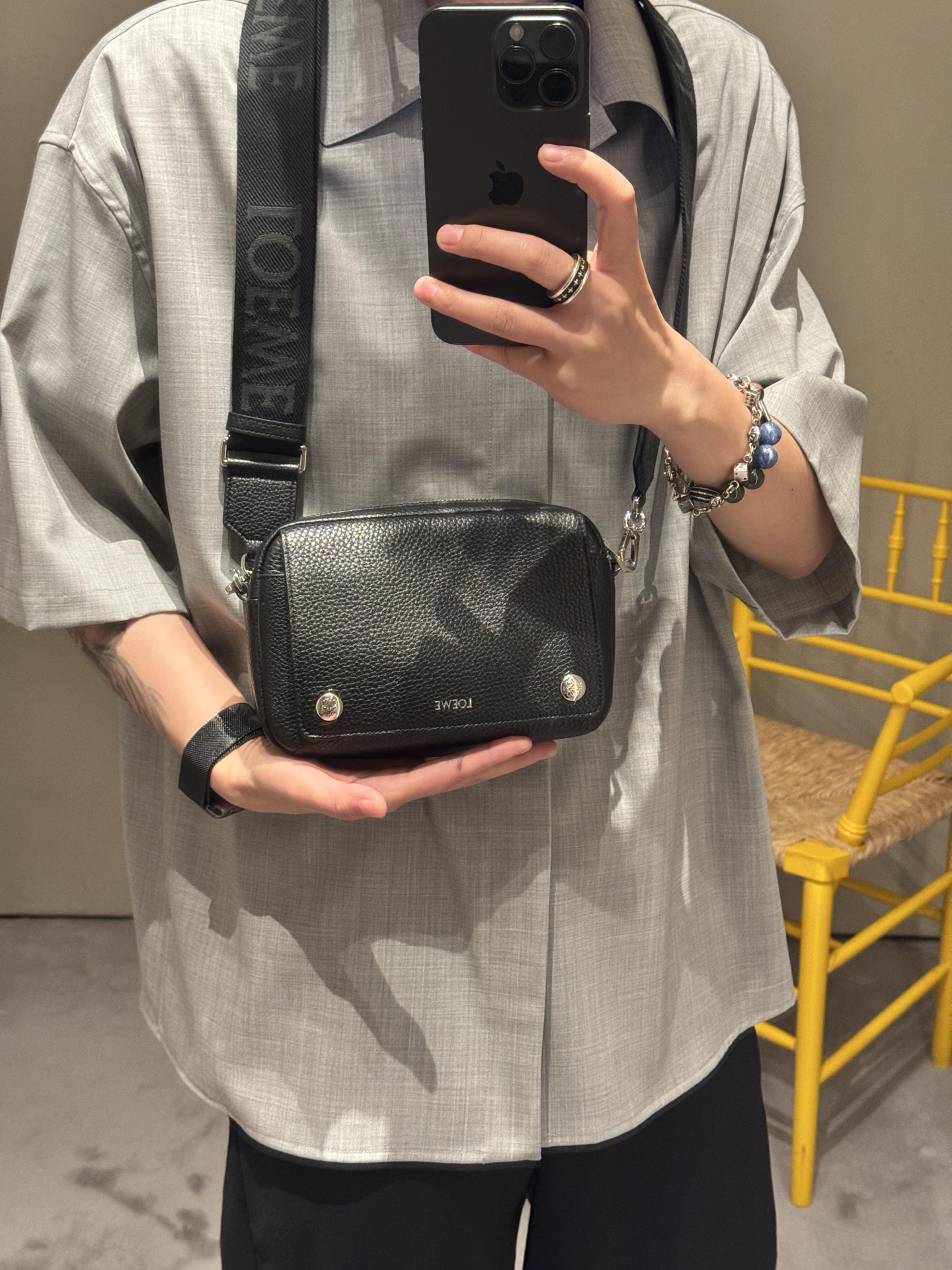 NO:342813,Luojia New Style New Super Soft Men's Bags Men's Things Are Less Than Men's Bags, I Want a Small Bag that I Like to Match It Recommended This Small Bags Minimalist Appearance But Not Simple, Soft Liquid Cowhide, Full Texture, Paired with Donut Chain, Styling Uninvited~ Men's Postman Bags, Loewe, Cowhide19860909罗家新款 新款超柔软男士包包 男士东西比较少,想要一个好搭配的小包 推荐这款小号包包 极简的外表但是实力不简单 柔软荔面牛皮,质感满满 搭配甜甜圈链条,造型感不请自来～,男款邮差包,loewe,cowhide,Bag