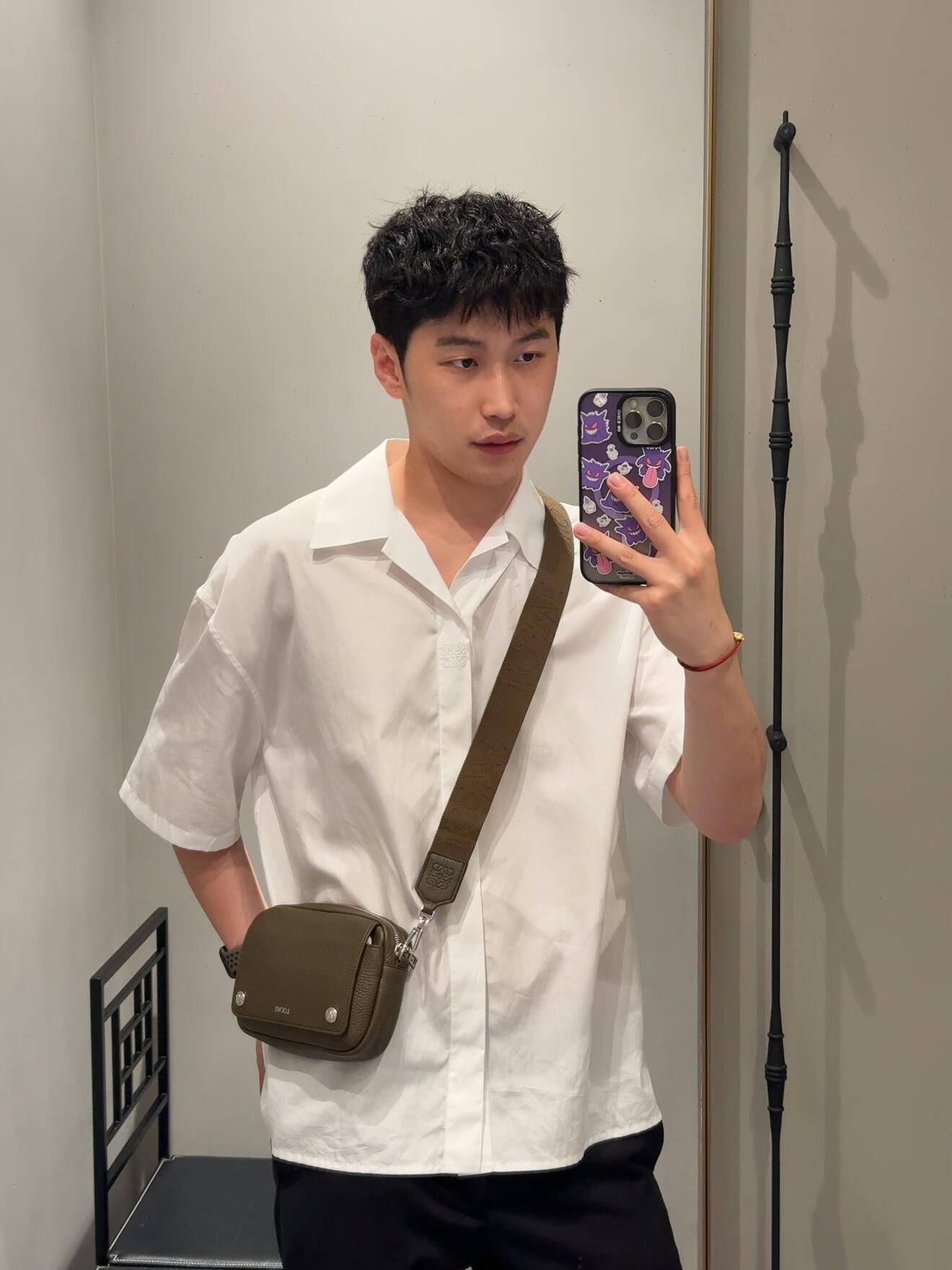 NO:342663,ebble postman bags for men, I want a small bag that is easy to match. Recommend Luojia new style. A minimalist appearance but not simple. Soft lychee leather, full of texture~, men's postman bags, loewe, cowhide, loewe, cowhide19860909ebble邮差包 男士东西比较少,想要一个好搭配的小包 推荐罗家新款 极简的外表但是实力不简单 柔软荔面牛皮,质感满满～,男款邮差包,loewe,cowhide,Bag