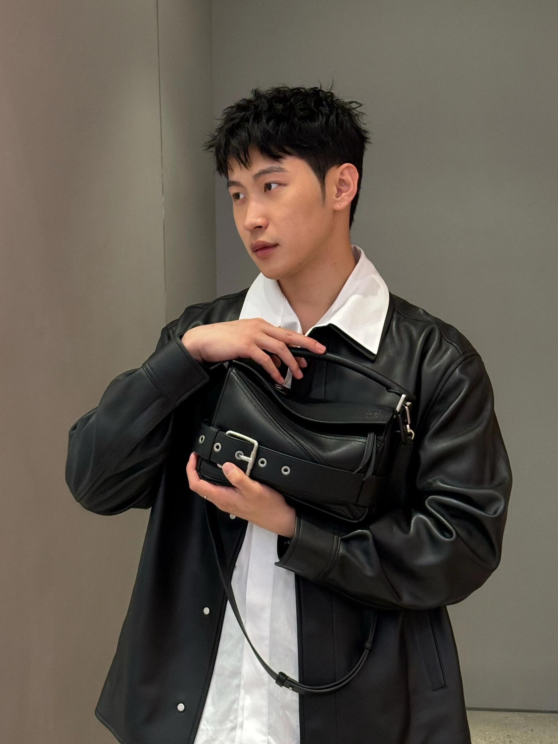 NO:343218,Male blogger upper body picture Luo Jia’s cool new uzzle biker bag, motorcycle bag (Puzzle Biker), loewe19860909男博主 上身图 罗家超酷的新款uzzle biker机车包,机车包（Puzzle Biker）,loewe,Bag