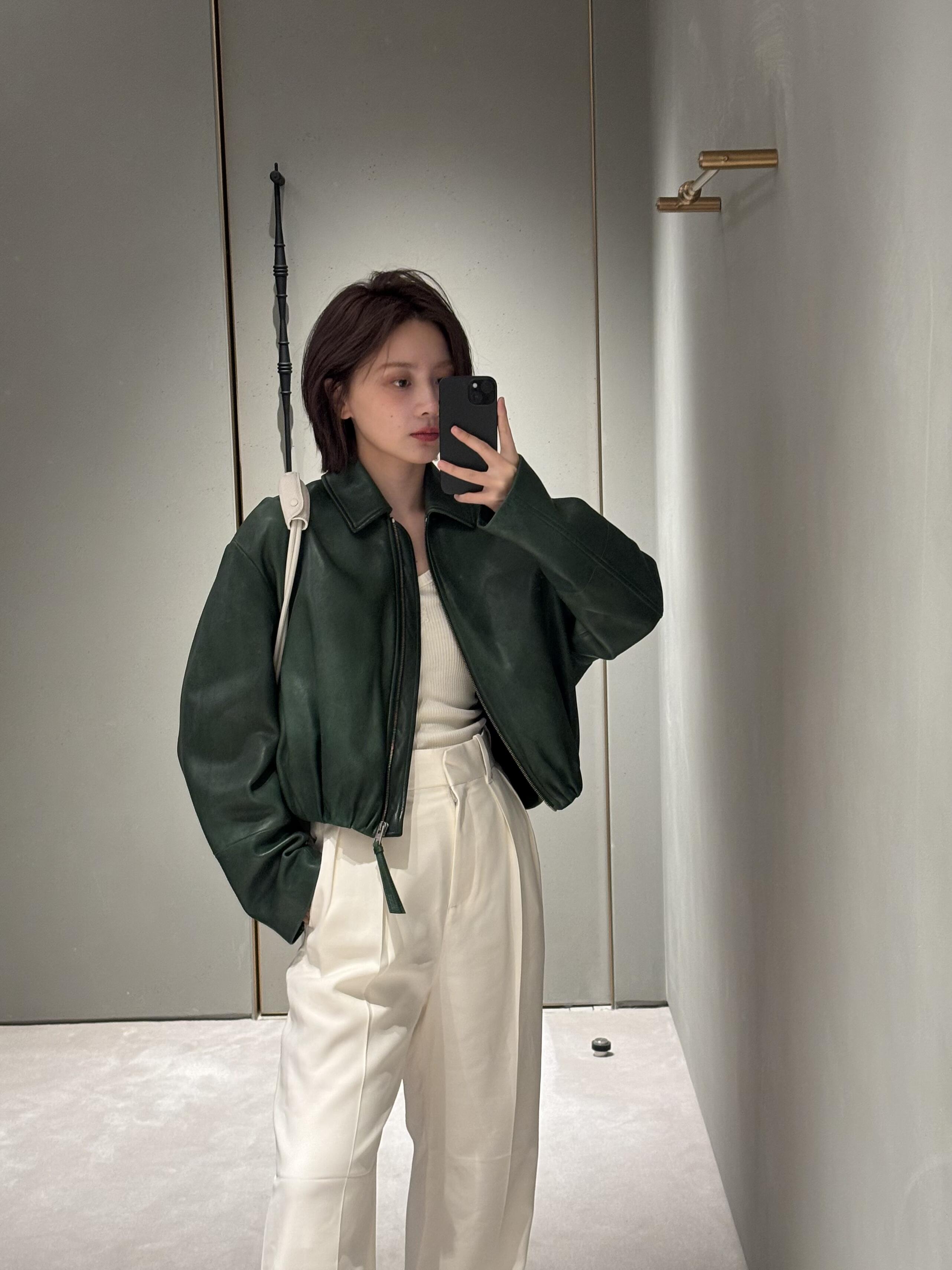 NO:343183,Pure white elegant Madrid The Madrid series named after its hometown is really lovely!  !  Full of details~ This time I recommend the pure white soft grained skin, gentle and delicate, with a natural luster, Madrid handbag19860909纯白色优雅Madrid 以故乡命名的Madrid系列真的好爱！！ 细节感满满～ 此次推荐的是纯白色柔软粒面皮的 温柔细腻 带着自然的光泽感,Madrid 手袋,Bag