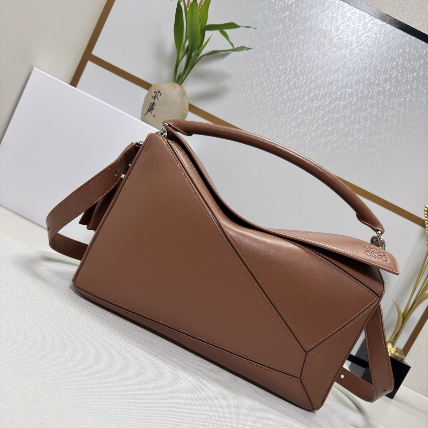 NO:343127,LOw new large size Napa sheep leather Featherlight Puzzle handbag outlines the rectangular shape with unique geometric lines. Soft and light Napa leather injects casual and lazy style into the handbag. It can be shoulder-mounted, cross-body or hand-held Removable adjustable shoulder straps with rotary snap zipper opening and closure, articulated zipper head One external zipper rear pocket, two internal insert pockets* removable LOE**WE gold-pinning or silver-pinning labels with hidden pockets and balloon dice* rectangular metal foot nails Napa sheep leather lining Anagram embossed, engraved internally LOE**WE. Model 652567 size:33*14.7*21.5CM, new sheepskin geometric bag men's puzzle medium size  large size loewe sheepskin19860909LOw新款 大号纳帕羊皮革 Featherlight Puzzle 手袋 以别具一格的几何线条勾勒长方体造型.柔软轻盈的纳帕皮革为手袋注入随性慵懒的风格.可肩背、斜挎或手提 可拆卸可调节肩带,饰有旋转卡扣*拉链开合,铰接式拉链头 一个外部拉链后袋,两个内部插袋*可拆卸 LOE**WE 烫金或烫银标签,饰有隐秘口袋和气球骰子*长方形金属脚钉 纳帕羊皮革衬里 Anagram 压纹、饰牌内部镌刻 LOE**WE. 型号652567 size:33*14.7*21.5CM,羊皮新款几何包男款puzzle中号 大号,loewe,sheepskin,Bag