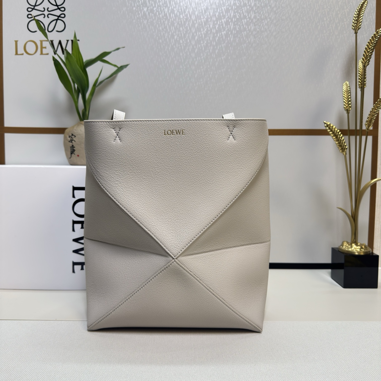 NO:342696,Lw new small soft grain cowhide leather Puzzle Fold Tote uses a light geometric design that can be completely flat and folded. It is a good travel companion. This version is made of new soft grain cowhide leather shoulder or handheld and redesigned them through graphics and building panels Suede lining Lw gold stamping. size: 25.5*14.5*31.5CＭ Model 052316, folding bag Puzzle Fold Tote,cowhide19860909Lw新款小号柔软粒面 牛皮革 Puzzle Fold Tote采用轻盈的几何设计 ,能够完全扁平折叠 是旅行良伴.此版本采用全新推出的柔软粒面牛皮革制成 肩背或手提 并通过图形和建筑面板重新设计它们 绒面革衬里Lw烫金. size:25.5*14.5*31.5CＭ 型号052316,折叠包Puzzle Fold Tote,cowhide,Bag