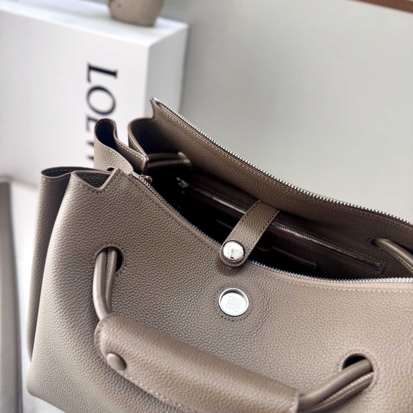 罗家🌟新款🆕中号柔软颗粒牛皮革 Madrid 手袋Madrid 具有柔软的结构感梯形造型，采用角撑设计，