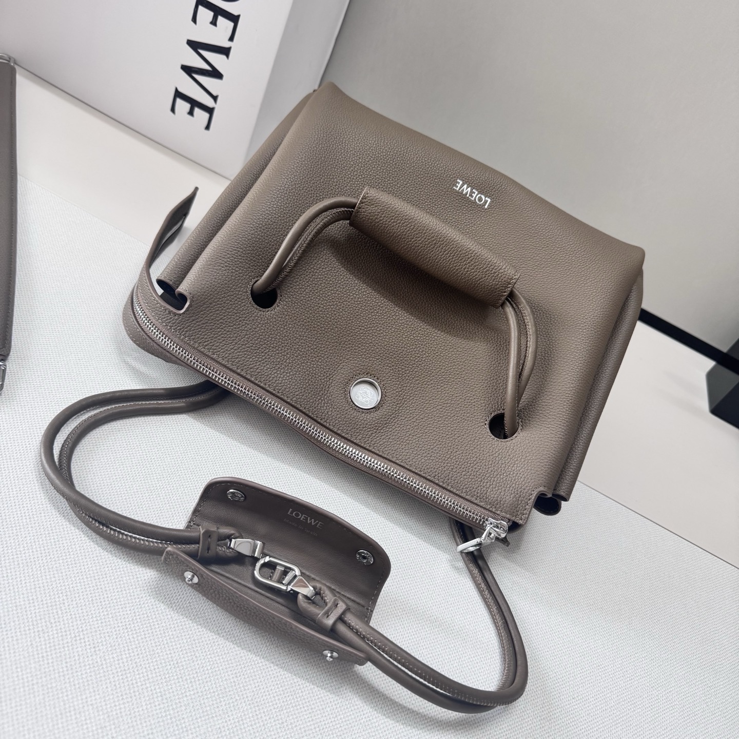 罗家🌟新款🆕中号柔软颗粒牛皮革 Madrid 手袋Madrid 具有柔软的结构感梯形造型，采用角撑设计，