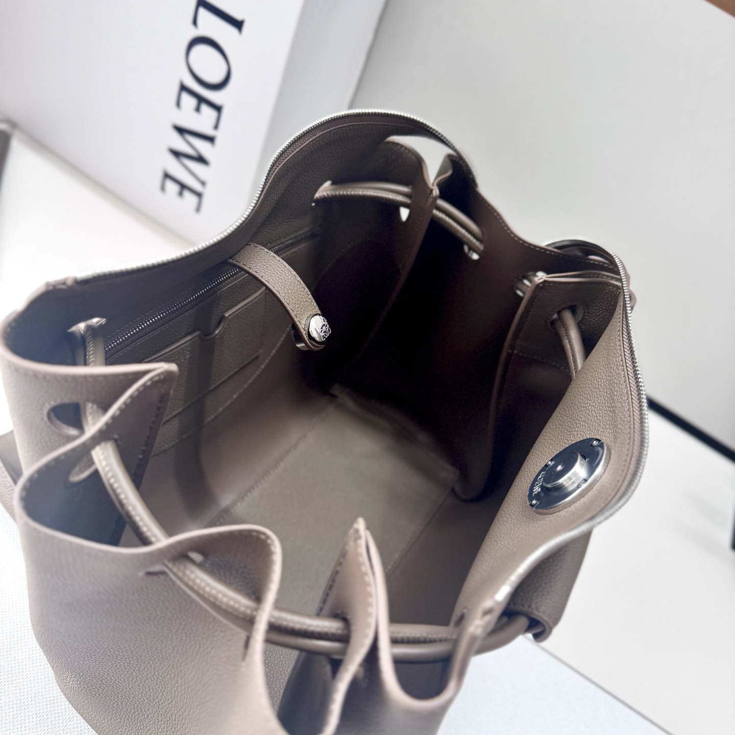 罗家🌟新款🆕中号柔软颗粒牛皮革 Madrid 手袋Madrid 具有柔软的结构感梯形造型，采用角撑设计，