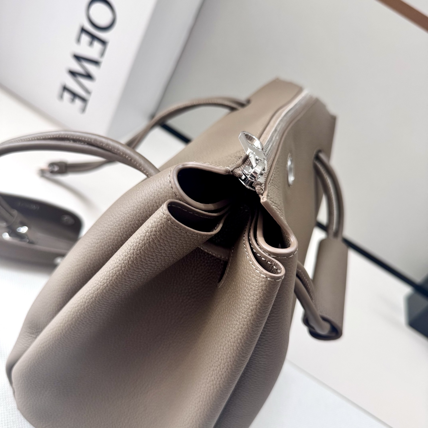 罗家🌟新款🆕中号柔软颗粒牛皮革 Madrid 手袋Madrid 具有柔软的结构感梯形造型，采用角撑设计，