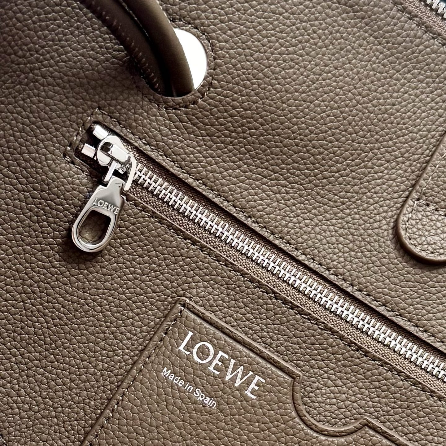 罗家🌟新款🆕中号柔软颗粒牛皮革 Madrid 手袋Madrid 具有柔软的结构感梯形造型，采用角撑设计，