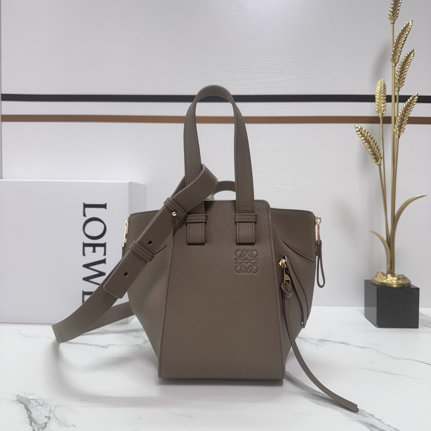 NO:342725,Lw soft grain cowhide leather Compact Hammock Compact handbags Flexible and versatile design, elastic side bags can be folded or opened for a chic look. Compact new version is made of soft grain cowhide leather Shoulder, crossbody, hand-carry or carried through top handle* Removable Adjustable shoulder strap* Internal hook closure * One external zipper pocket * Two internal insert bags * Customized with shoulder straps and personalized hanging * With Anagram herringbone cotton sail lining. size20*19*14 (new size) Model 652235 (with full package), new (hammock bag) Compact Hammock    , cowhide19860909Lw柔软粒面牛皮革 紧凑Hammock Compact手袋 设计灵活百搭,弹性侧面包身可折叠或打开 ,打造别致造型. Compact新版本采用柔软粒面 牛皮革制成 肩背、斜挎、手拎或通过顶部提手携带* 可拆卸 可调节肩带* 内部钩扣封口 *一个外部拉链口袋*两个内部插袋*可以使用肩带和个性化挂饰进行定制 *带有Anagram人字纹棉帆里衬. size20*19*14（新尺寸） 型号652235（配全套包装）,新款（吊床包）紧凑Hammock    ,c,Bag