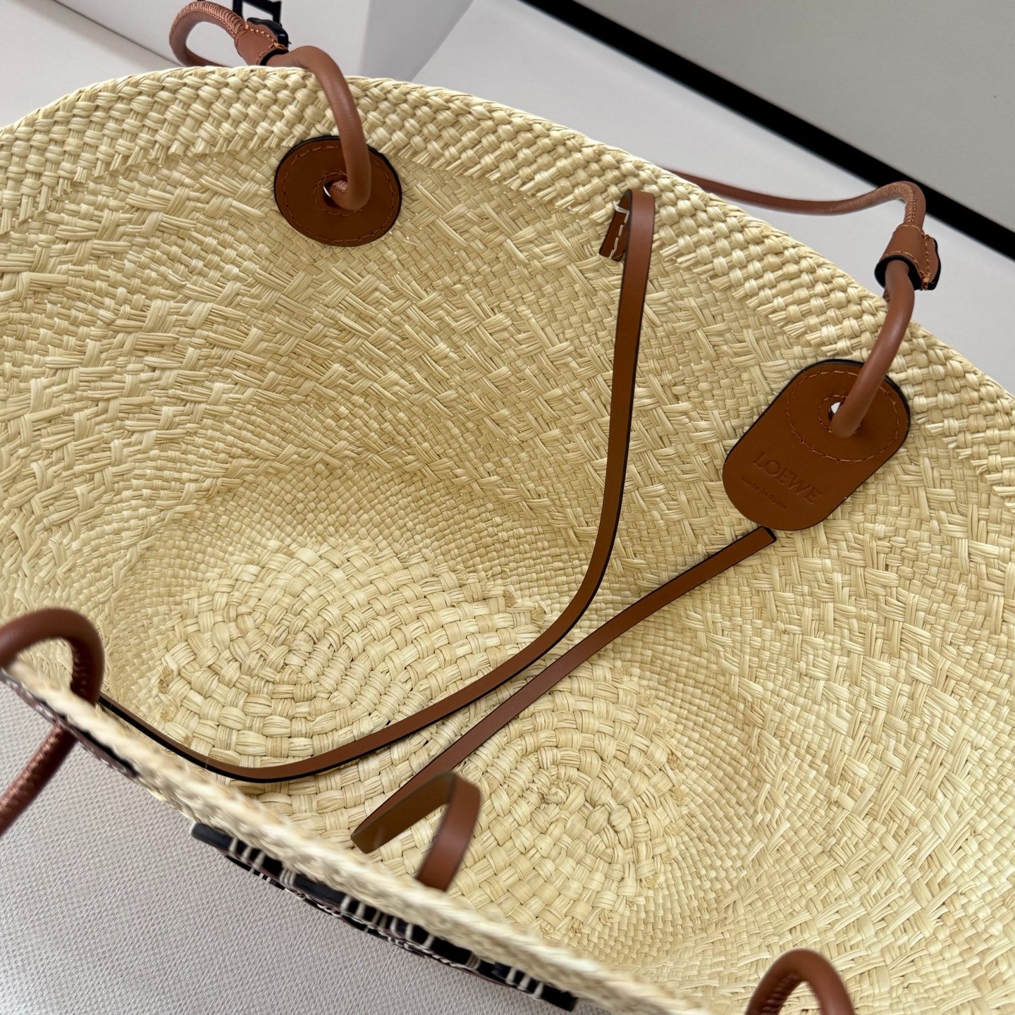 LO℮w℮🆕（高版本）进口原材料 肩带全部升级🧺伊拉卡棕榈纤维和牛皮革 Anagram Basket 手