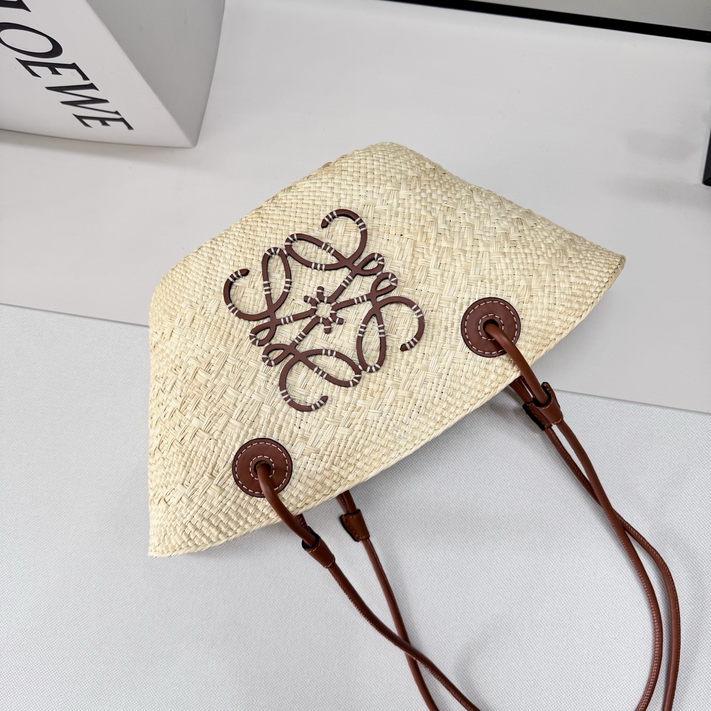 LO℮w℮🆕（高版本）进口原材料 肩带全部升级🧺伊拉卡棕榈纤维和牛皮革 Anagram Basket 手