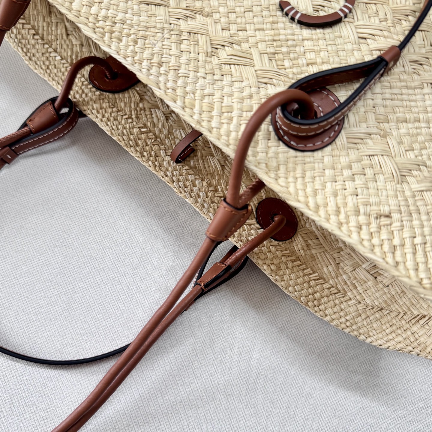 LO℮w℮🆕（高版本）进口原材料 肩带全部升级🧺伊拉卡棕榈纤维和牛皮革 Anagram Basket 手