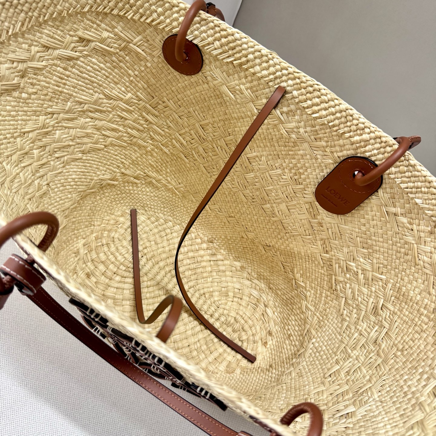 LO℮w℮🆕（高版本）进口原材料 肩带全部升级🧺伊拉卡棕榈纤维和牛皮革 Anagram Basket 手