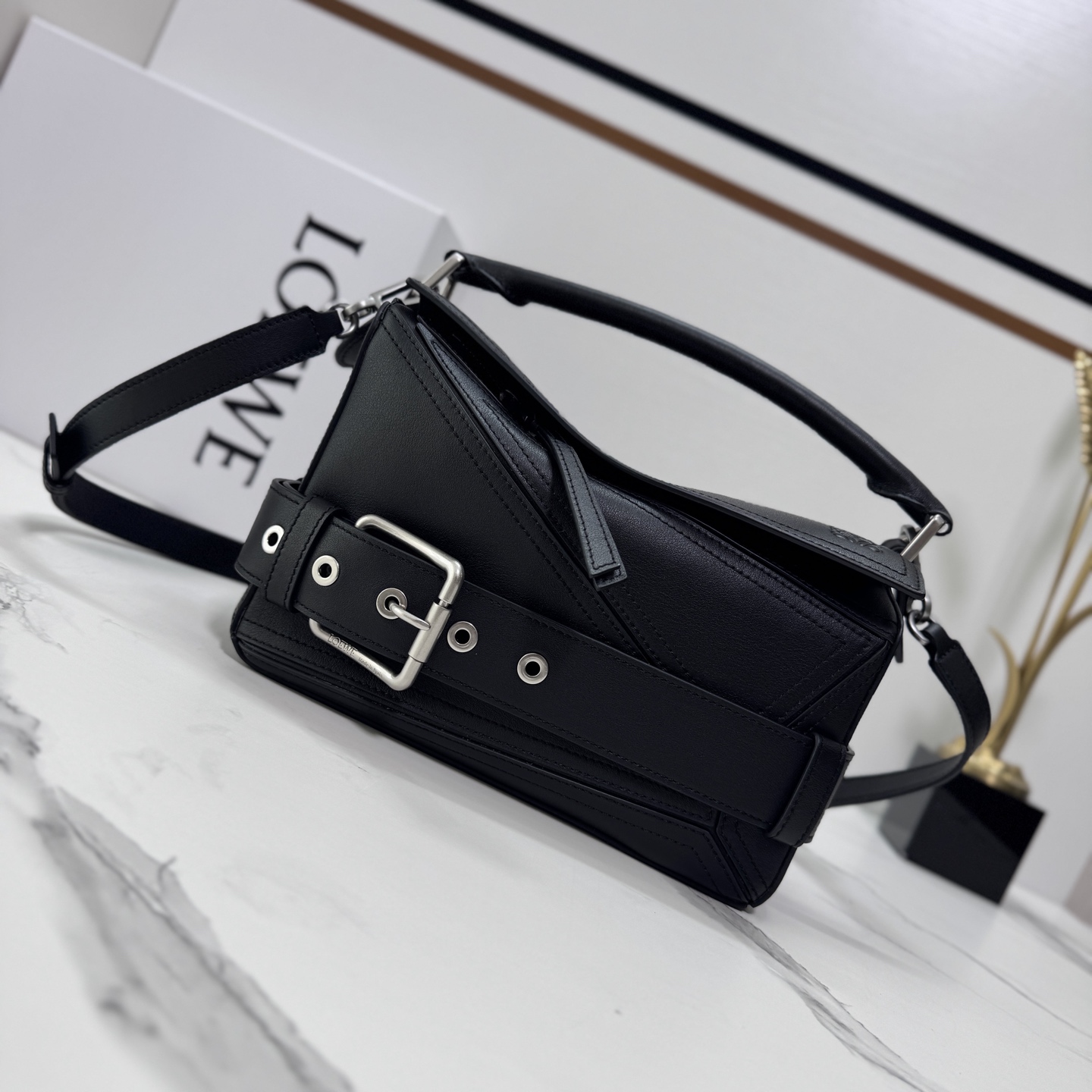NO:343212,Luojia new motorcycle bag Small shiny cowhide leather Puzzle Biker handbag Puzzle outlines the rectangular shape with unique geometric lines. This small version is made of shiny cowhide leather with motorcycle rider style details. It can be shoulder-mounted, crossbody or portable* removable adjustable shoulder strap*zipper closure, cowhide zipper head* One external zipper rear pocket, one internal insert bag Herringbone cotton canvas lining*Anagram embossed size: 24*10.5*16.5cm Model 052517 (with full package), motorcycle bag (Puzzle Biker), loewe, cowhide19860909罗家新款 机车包 小号亮面牛皮革 Puzzle Biker 手袋Puzzle 以别具一格的几何线条勾勒长方体造型.此小号版本采用亮面牛皮革制成,饰有摩托车骑士风格细节.可肩背、斜挎或手提*可拆卸可调节肩带*拉链开合,牛皮革拉链头*一个外部拉链后袋,一个内部插袋人字纹棉质帆布衬里*Anagram 压纹 size: 24*10.5*16.5cm 型号052517（配全套包装）,机车包（Puzzle Biker）,loewe,cowhide,Bag