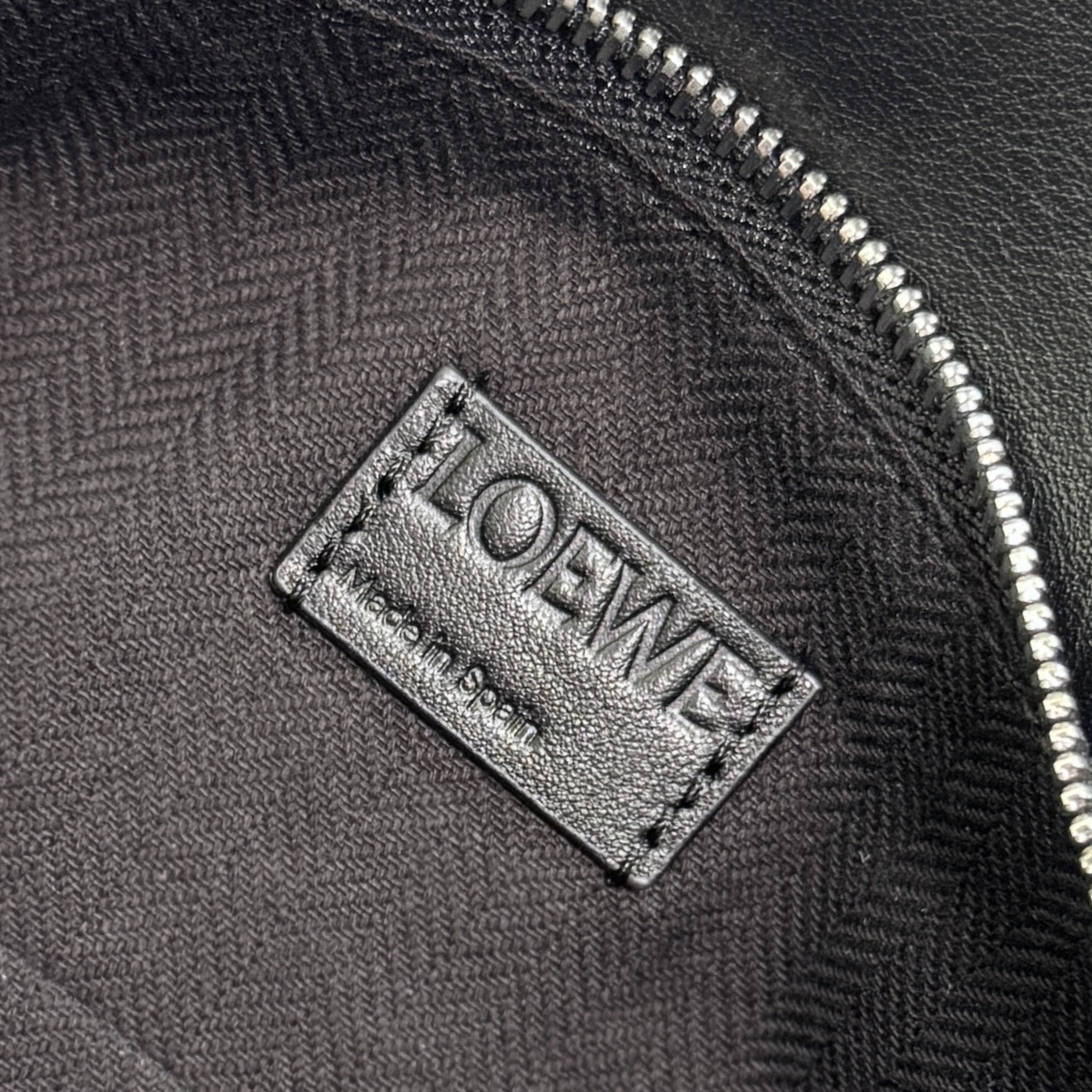 罗家🌟新款 🆕机车包 小号亮面牛皮革 Puzzle Biker 手袋Puzzle 以别具一格的几何线条勾