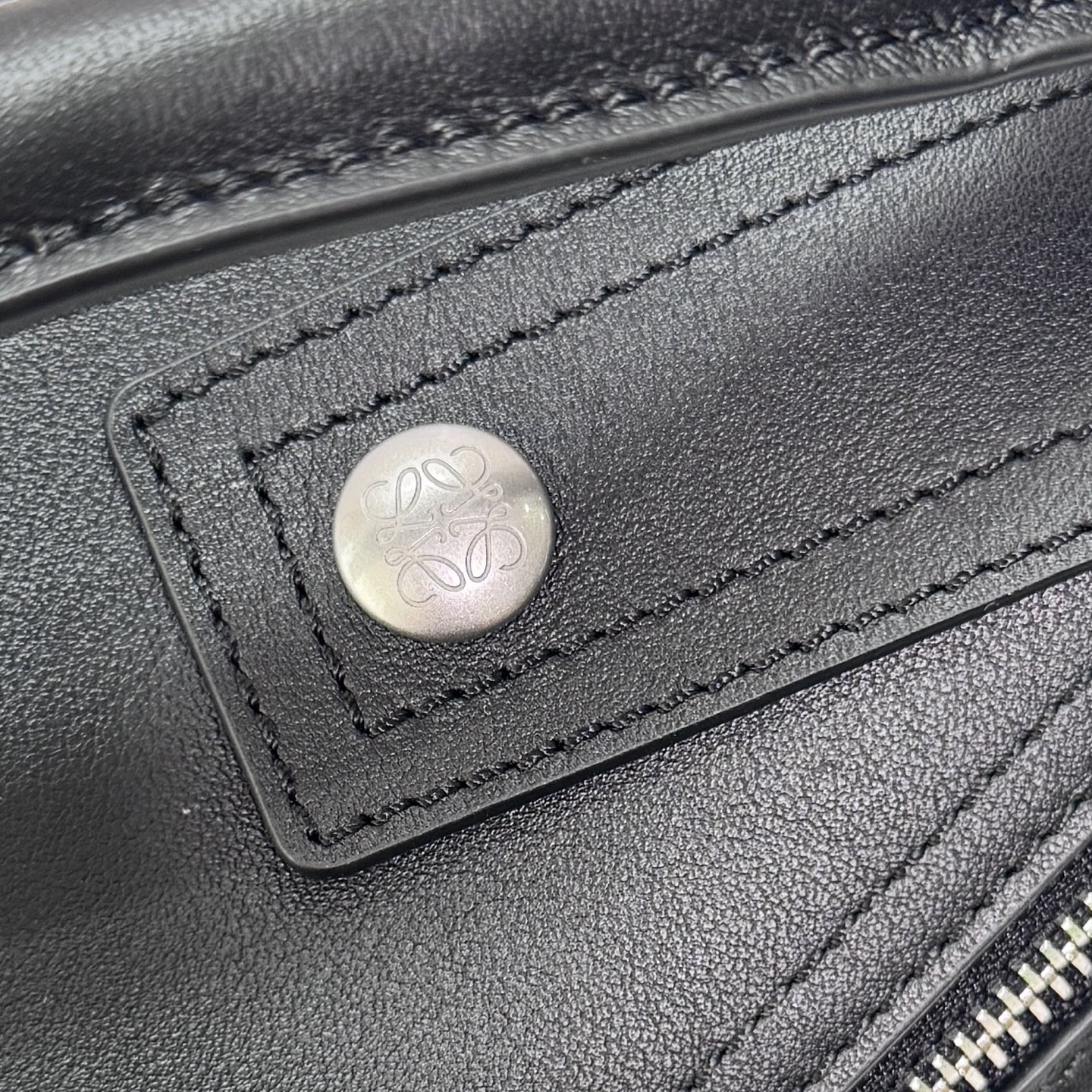 罗家🌟新款 🆕机车包 小号亮面牛皮革 Puzzle Biker 手袋Puzzle 以别具一格的几何线条勾