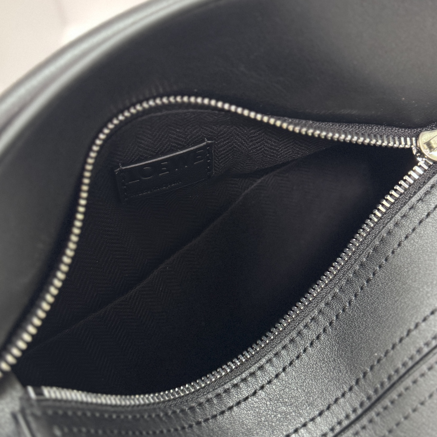 罗家🌟新款 🆕机车包 小号亮面牛皮革 Puzzle Biker 手袋Puzzle 以别具一格的几何线条勾