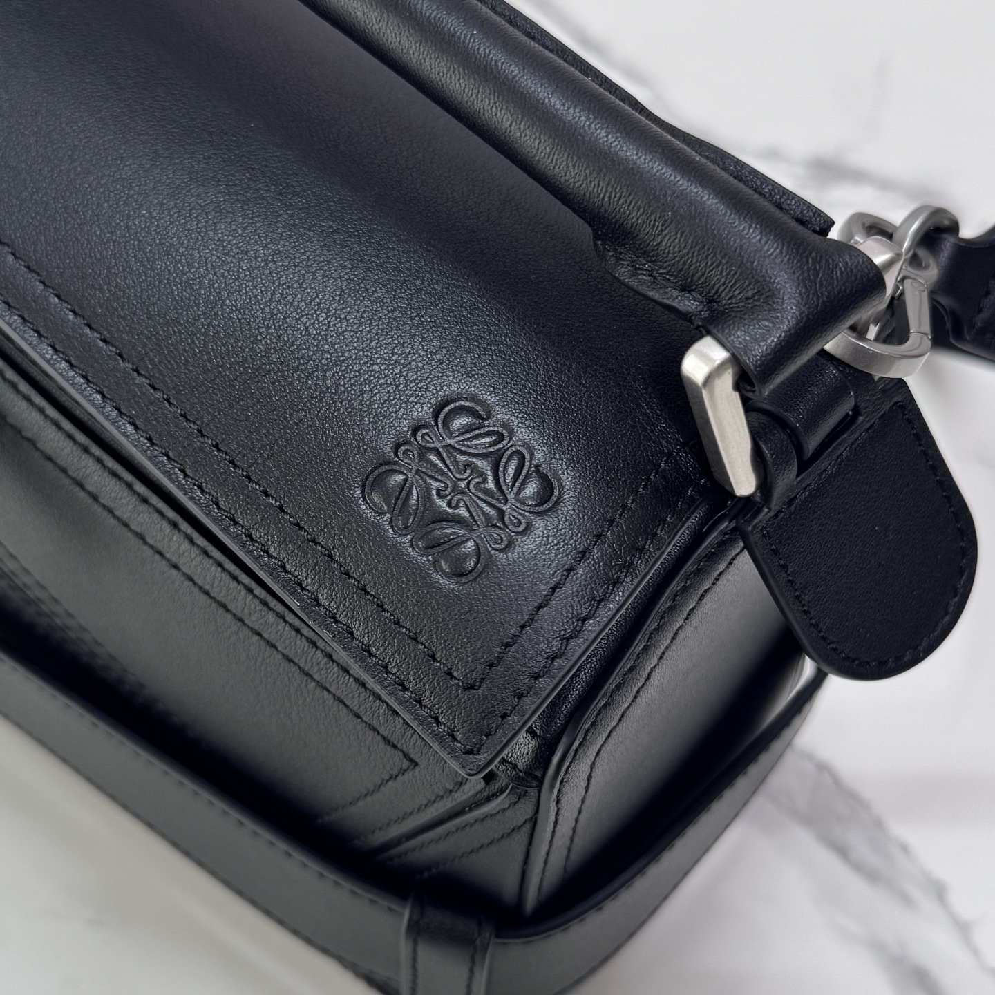 罗家🌟新款 🆕机车包 小号亮面牛皮革 Puzzle Biker 手袋Puzzle 以别具一格的几何线条勾