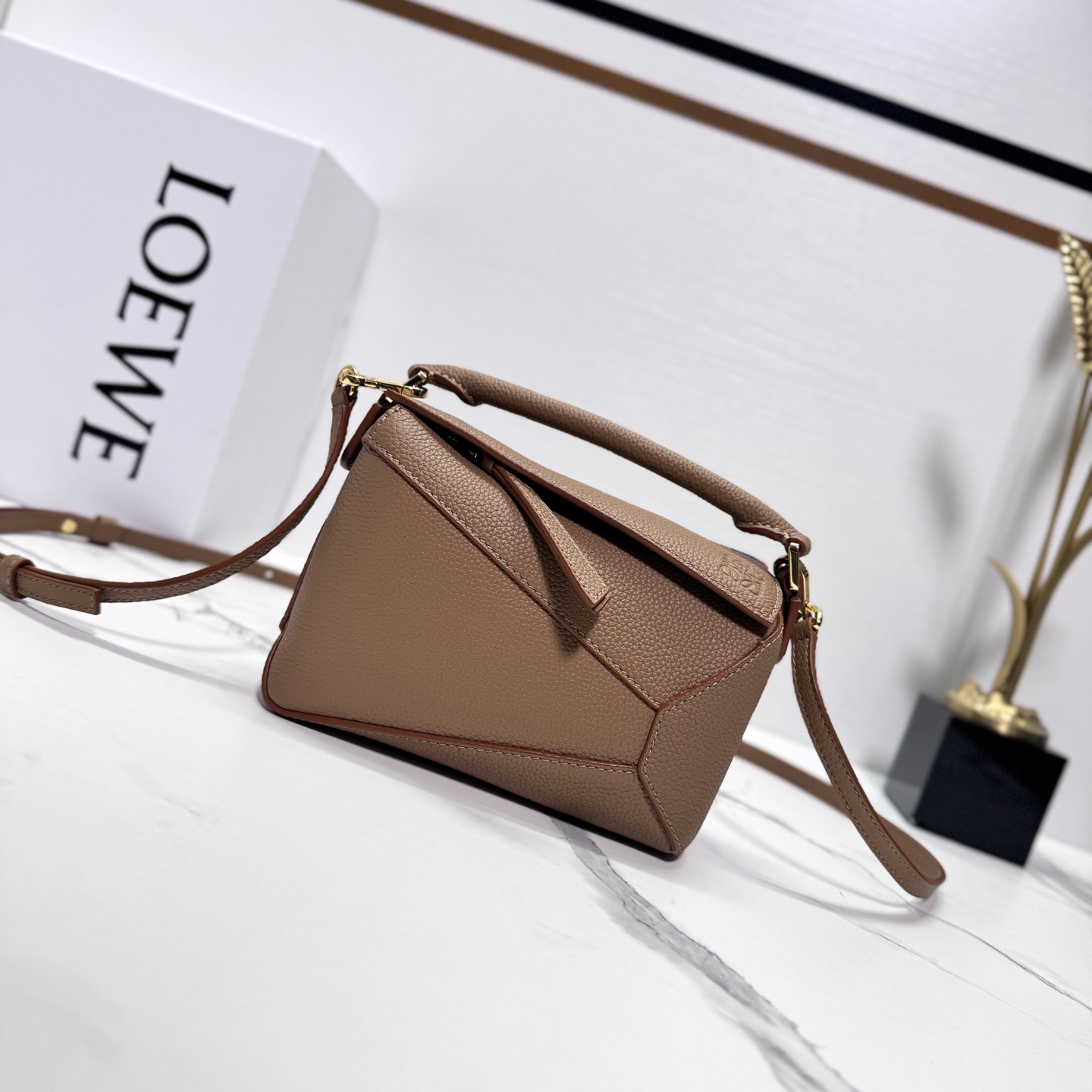 NO:342736,Lw New Version Soft Grain Cowhide Leather Puzzle Edge Handbag Home debuts tote bag* rectangular shape and precise cutting technology creates Puzzle’s unique geometric lines* This mini version is made of soft grain cowhide leather with overlapping edges. Mini Puzzle can hold for example a small vertical wallet, most sizes of phones (up to 6.1 inches) and sunglasses, shoulder or crossbody* hand hold or top handle carrying* adjustable shoulder straps, removable* an internal insertion pocket and an external rear zipper pocket* a zipper closure with cowhide leather zipper head* herringbone cotton canvas lining Anagram embossed size: 18*12.5*8CＭ Model 062312 (with full package), new Puzzle  Edge (mini), wallets, cowhide19860909Lw新版本 柔软粒面牛皮革Puzzle Edge手袋 家推出的首次亮相手提包*长方体形状和精确的切割技术创造了 Puzzle 独特的几何线条*这个迷你版本采用柔软粒面牛皮革制成,饰有重叠边缘.迷你Puzzle可以容纳例如一只小号垂直钱包,大多数尺寸的手机（最大6.1寸）和太阳镜,肩背或斜挎*手拿或顶部提手携带*肩带可调节,可拆卸*一个内部插袋和一个外部后方拉链口袋*拉链开合带牛皮革拉链头*人字纹棉质帆布衬里Anagram 压纹 size:18*12.5*8CＭ 型号062312（配全套包装）,新款Puzzle Edge（迷你）,wallets,cowhide,Bag