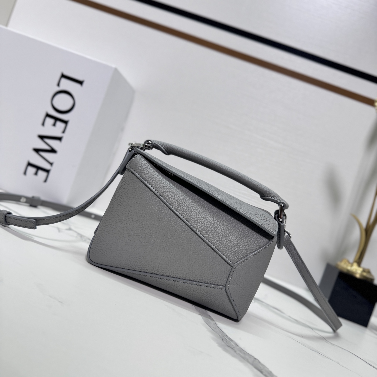 NO:342697,Lw New Version Soft Grain Cowhide Leather Puzzle Edge Handbag Home debuts tote bag* rectangular shape and precise cutting technology creates Puzzle’s unique geometric lines* This mini version is made of soft grain cowhide leather with overlapping edges. Mini Puzzle can hold for example a small vertical wallet, most sizes of phones (up to 6.1 inches) and sunglasses, shoulder or crossbody* hand hold or top handle carrying* adjustable shoulder straps, removable* an internal insertion pocket and an external rear zipper pocket* a zipper closure with cowhide leather zipper head* herringbone cotton canvas lining Anagram embossed size: 18*12.5*8CＭ Model 062312 (with full package), new Puzzle  Edge (mini), wallets, cowhide19860909Lw新版本 柔软粒面牛皮革Puzzle Edge手袋 家推出的首次亮相手提包*长方体形状和精确的切割技术创造了 Puzzle 独特的几何线条*这个迷你版本采用柔软粒面牛皮革制成,饰有重叠边缘.迷你Puzzle可以容纳例如一只小号垂直钱包,大多数尺寸的手机（最大6.1寸）和太阳镜,肩背或斜挎*手拿或顶部提手携带*肩带可调节,可拆卸*一个内部插袋和一个外部后方拉链口袋*拉链开合带牛皮革拉链头*人字纹棉质帆布衬里Anagram 压纹 size:18*12.5*8CＭ 型号062312（配全套包装）,新款Puzzle Edge（迷你）,wallets,cowhide,Bag