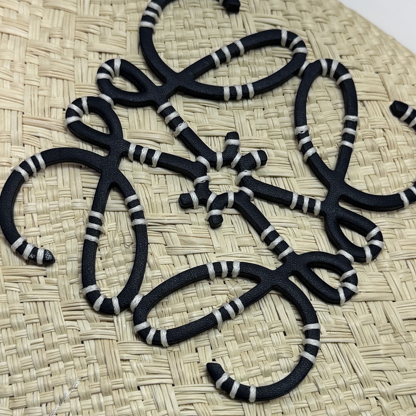 LO℮w℮🆕（高版本）🧺伊拉卡棕榈纤维和牛皮革 Anagram Basket 手袋*一个传统的篮子手袋*