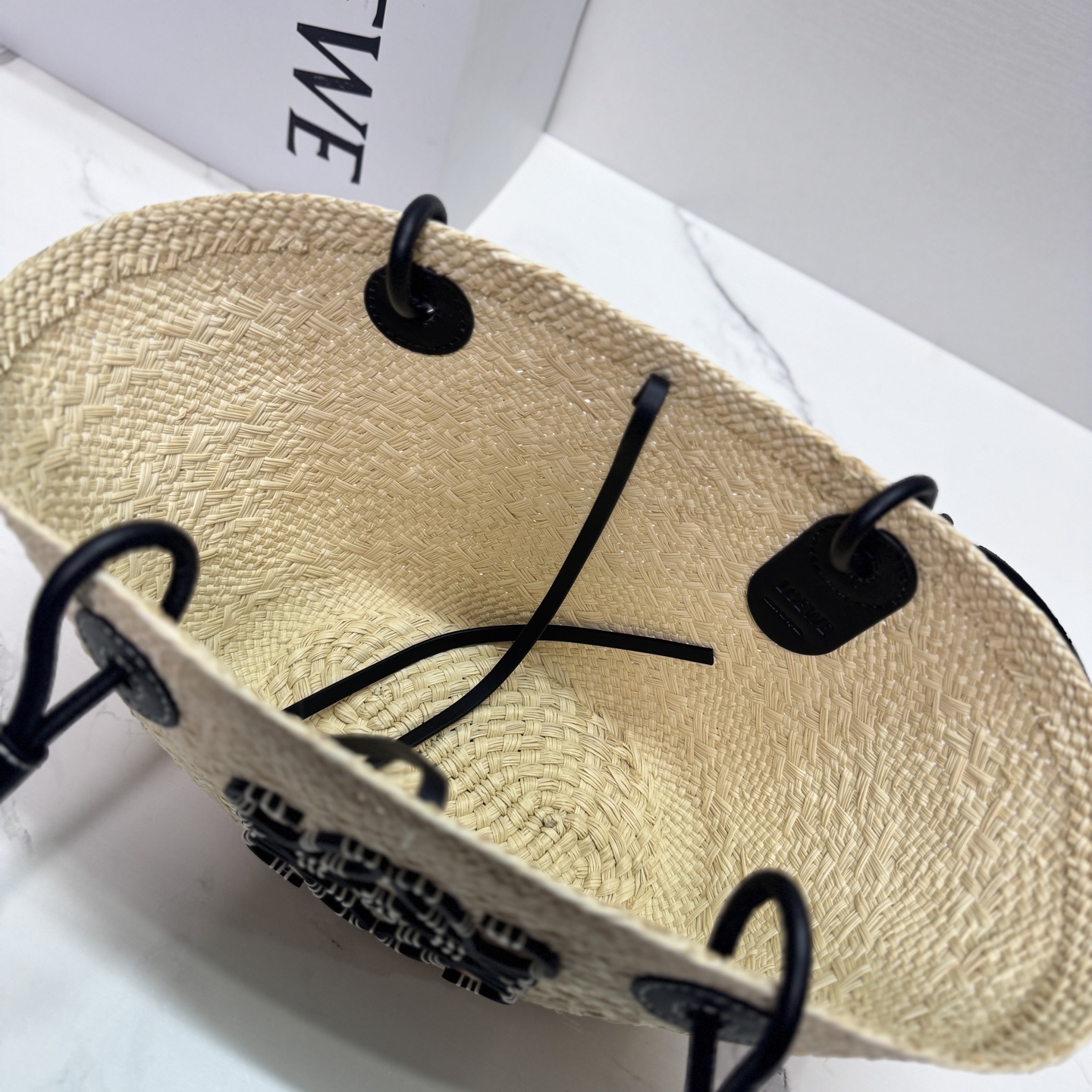 LO℮w℮🆕（高版本）🧺伊拉卡棕榈纤维和牛皮革 Anagram Basket 手袋*一个传统的篮子手袋*