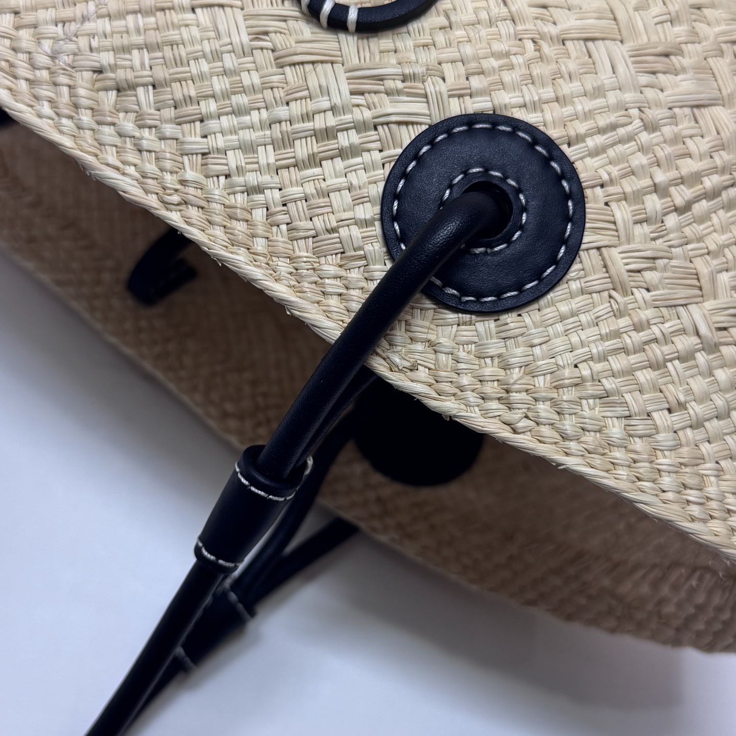 LO℮w℮🆕（高版本）🧺伊拉卡棕榈纤维和牛皮革 Anagram Basket 手袋*一个传统的篮子手袋*