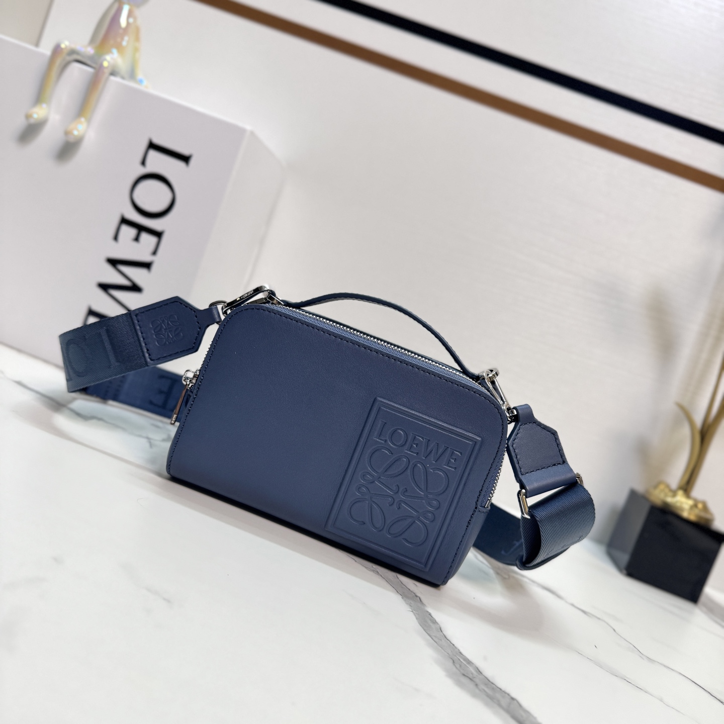 NO:342792,Lw new multi-function mini crossbody camera bag, functional, with two zipper compartments. This version is made of soft grain cowhide leather. It can be carried crossbody or through the top handle* adjustable removable Lw webbing* insert bag* herringbone cotton canvas lining*Anagram embossed size18*7*13cm Model 062399 (with full package), new small box camera bag, cowhide19860909Lw新款多功能迷你斜挎相机包功能实用,设有两个拉链隔层 .此版本采用柔软粒面牛皮革制成.可斜挎或通过顶部提手携带*可调整可拆卸Lw织带*插袋*人字纹棉质帆布衬里*Anagram压纹 size18*7*13cm 型号062399 (配全套包装）,新款 小盒子 相机包,cowhide,Bag