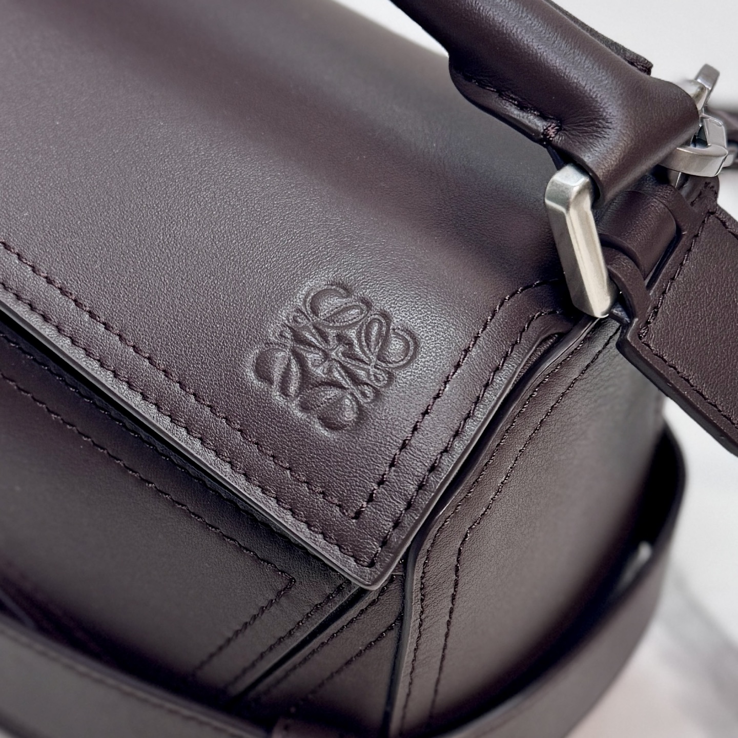 罗家🌟新款 🆕机车包 小号亮面牛皮革 Puzzle Biker 手袋Puzzle 以别具一格的几何线条勾