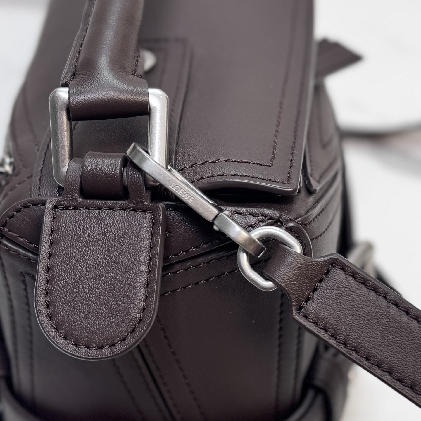 罗家🌟新款 🆕机车包 小号亮面牛皮革 Puzzle Biker 手袋Puzzle 以别具一格的几何线条勾