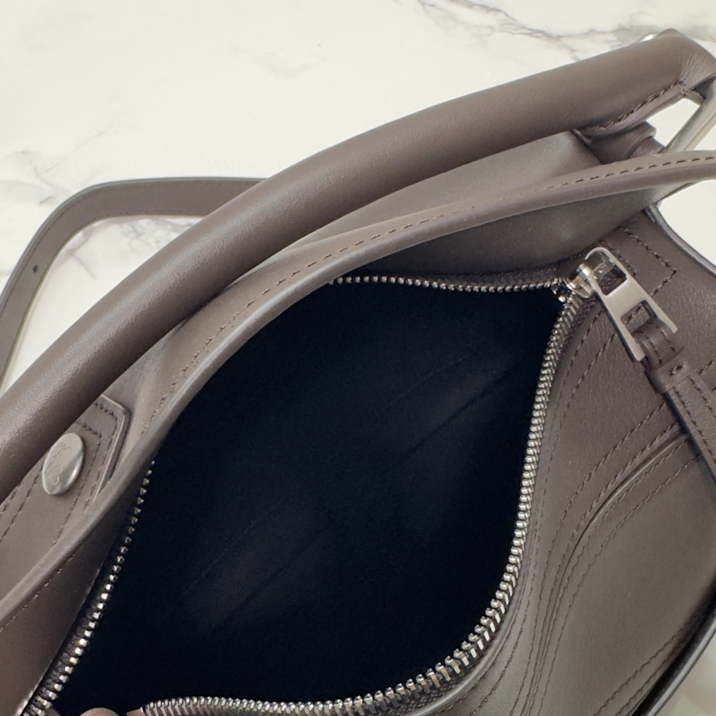 罗家🌟新款 🆕机车包 小号亮面牛皮革 Puzzle Biker 手袋Puzzle 以别具一格的几何线条勾