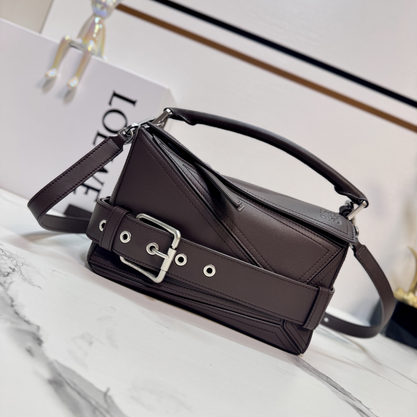 NO:343219,Luojia new motorcycle bag Small shiny cowhide leather Puzzle Biker handbag Puzzle outlines the rectangular shape with unique geometric lines. This small version is made of shiny cowhide leather with motorcycle rider style details. It can be shoulder-mounted, crossbody or portable* removable adjustable shoulder strap*zipper closure, cowhide zipper head* One external zipper rear pocket, one internal insert bag Herringbone cotton canvas lining*Anagram embossed size: 24*10.5*16.5cm Model 052517 (with full package), motorcycle bag (Puzzle Biker), loewe, cowhide19860909罗家新款 机车包 小号亮面牛皮革 Puzzle Biker 手袋Puzzle 以别具一格的几何线条勾勒长方体造型.此小号版本采用亮面牛皮革制成,饰有摩托车骑士风格细节.可肩背、斜挎或手提*可拆卸可调节肩带*拉链开合,牛皮革拉链头*一个外部拉链后袋,一个内部插袋人字纹棉质帆布衬里*Anagram 压纹 size: 24*10.5*16.5cm 型号052517（配全套包装）,机车包（Puzzle Biker）,loewe,cowhide,Bag