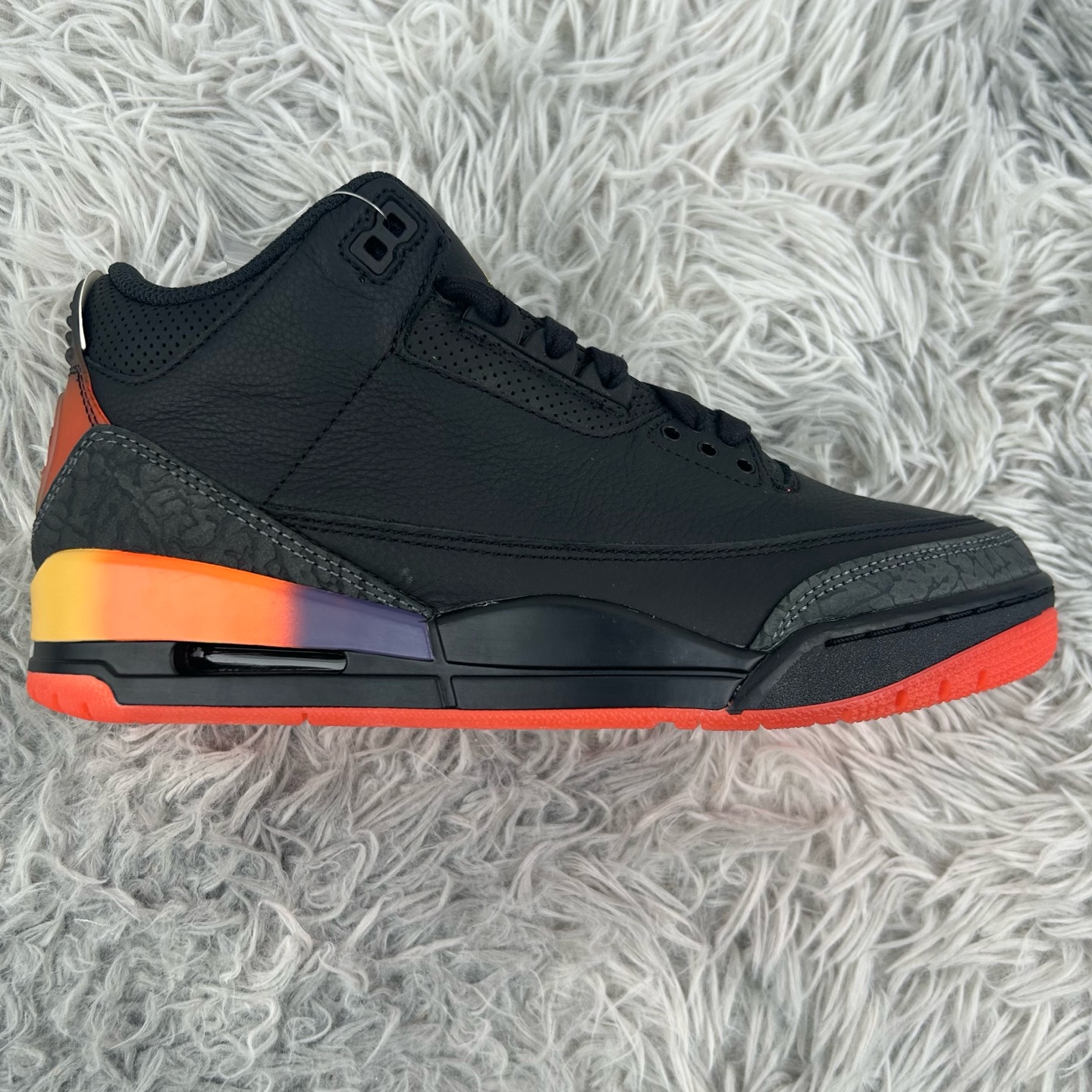 NO:169059,J Bain x Air 3 Retro co-branded model Gradient black rainbow 3 3 generation 3 Co-branded gradient black rainbow Basketball shoe series JBainp's latest Air 3 co-branded crazy screen-slide shoe ring. The black lychee-patterned shoe body is paired with gray cracks, continuing the classic retro temperament of Air 3. The heel part of the shoe is presented with Air and JBainb's iconic lightning smiley face logo and colorful gradient tones, which injects eye-catching vitality and full of recognition. The Jumpman logo on the black tongue is embellished with yellow, and the cutouts of the upper leather are also filled with black, which is extremely special. Article number FN0344-001 Size 40 40.5 41 42 42.5 43 44 44.5 45  46 47.5, casual shoes/sports shoes, sneakers19860909J Bain x Air 3 Retro 联名款 渐变黑彩虹 3 3代 3 联名渐变黑彩虹 篮球鞋系列 JBainp上脚最新Air 3联名疯狂刷屏球鞋圈.黑色荔枝纹鞋身搭配灰色爆裂纹,延续着Air 3独有的经典复古气质.鞋的后跟部分,分别以 Air以及JBainb标志性的闪电笑脸Logo与多彩渐变色调进行呈现,则注入醒目的吸睛活力,辨识度拉满,黑色鞋舌上的Jumpman Logo以黄色点缀,同时鞋面皮革的切口处也使用黑色进行填补,极为特别. 货号FN0344-001 尺码40 40.5 41 42 42.5 43 44 44.5 45 46 47.5,休闲鞋/运动鞋,sneakers,Women's Shoes