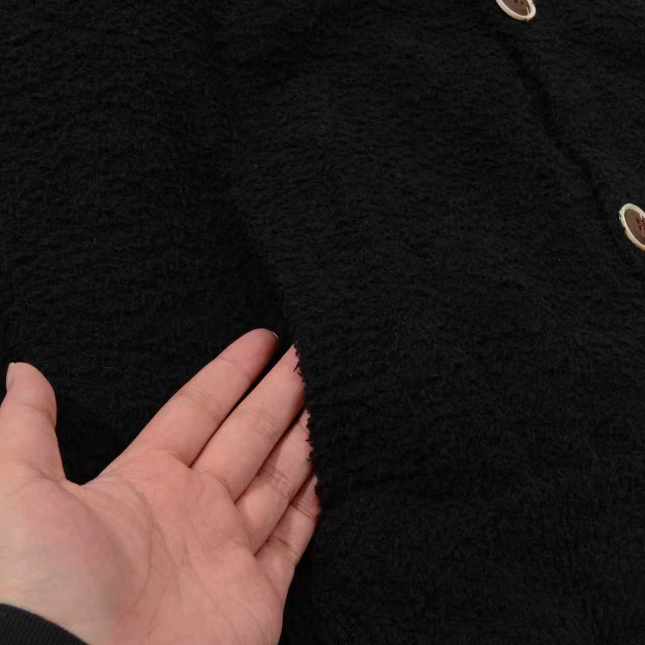 218💰（编号0031）
Louis Vuitton LV 路易威登 25ss 专柜同步小红书爆款镂空字母提花情侣圆领针织开衫毛衣外套

Color：黑色

Size：S M L

独家定制优质羊毛混纺纱线编织 
整体泰迪绒材质手感
手感软糯舒适 上身透气且具备超强保暖性

进口机挂毛全面提花工艺制作 
增强视觉效果和设计感
独家定制原版五金 logo拉链
经典宽松廓形剪裁 显瘦不挑人 
女生建议最小码
不挑性别 随意穿搭上身即时尚

官网最新全套定制辅料 水洗 领标 吊牌 等一应俱全 真正做到一比一！


【LOUIS VUITTON】

Louis Vuitton——法国路威酪轩集团-LVMH旗下品牌，著名奢侈品箱包和皮具品牌，百余年的传奇经典，全球时尚旅行艺术的精致象征。印有 LV°标志这一独特图案的交织字母帆布包，伴随着丰富的传奇色彩和雅典的设计而成为时尚之经典。