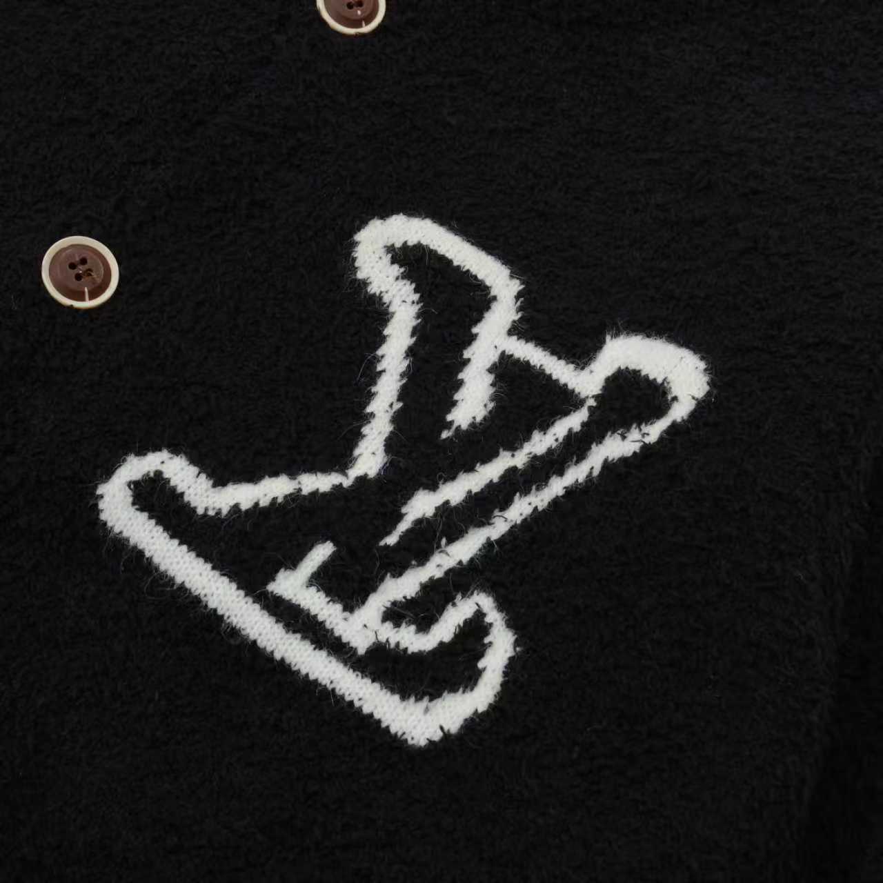 218💰（编号0031）
Louis Vuitton LV 路易威登 25ss 专柜同步小红书爆款镂空字母提花情侣圆领针织开衫毛衣外套

Color：黑色

Size：S M L

独家定制优质羊毛混纺纱线编织 
整体泰迪绒材质手感
手感软糯舒适 上身透气且具备超强保暖性

进口机挂毛全面提花工艺制作 
增强视觉效果和设计感
独家定制原版五金 logo拉链
经典宽松廓形剪裁 显瘦不挑人 
女生建议最小码
不挑性别 随意穿搭上身即时尚

官网最新全套定制辅料 水洗 领标 吊牌 等一应俱全 真正做到一比一！


【LOUIS VUITTON】

Louis Vuitton——法国路威酪轩集团-LVMH旗下品牌，著名奢侈品箱包和皮具品牌，百余年的传奇经典，全球时尚旅行艺术的精致象征。印有 LV°标志这一独特图案的交织字母帆布包，伴随着丰富的传奇色彩和雅典的设计而成为时尚之经典。