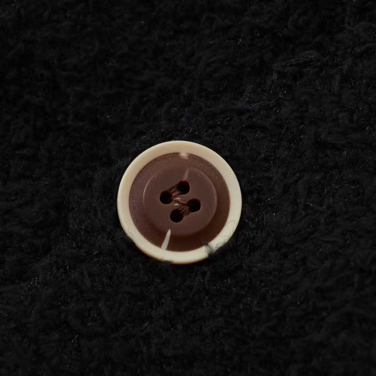 218💰（编号0031）
Louis Vuitton LV 路易威登 25ss 专柜同步小红书爆款镂空字母提花情侣圆领针织开衫毛衣外套

Color：黑色

Size：S M L

独家定制优质羊毛混纺纱线编织 
整体泰迪绒材质手感
手感软糯舒适 上身透气且具备超强保暖性

进口机挂毛全面提花工艺制作 
增强视觉效果和设计感
独家定制原版五金 logo拉链
经典宽松廓形剪裁 显瘦不挑人 
女生建议最小码
不挑性别 随意穿搭上身即时尚

官网最新全套定制辅料 水洗 领标 吊牌 等一应俱全 真正做到一比一！


【LOUIS VUITTON】

Louis Vuitton——法国路威酪轩集团-LVMH旗下品牌，著名奢侈品箱包和皮具品牌，百余年的传奇经典，全球时尚旅行艺术的精致象征。印有 LV°标志这一独特图案的交织字母帆布包，伴随着丰富的传奇色彩和雅典的设计而成为时尚之经典。