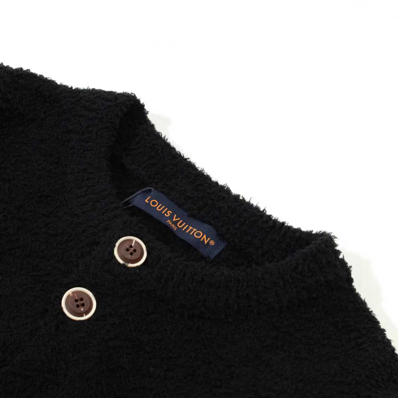 218💰（编号0031）
Louis Vuitton LV 路易威登 25ss 专柜同步小红书爆款镂空字母提花情侣圆领针织开衫毛衣外套

Color：黑色

Size：S M L

独家定制优质羊毛混纺纱线编织 
整体泰迪绒材质手感
手感软糯舒适 上身透气且具备超强保暖性

进口机挂毛全面提花工艺制作 
增强视觉效果和设计感
独家定制原版五金 logo拉链
经典宽松廓形剪裁 显瘦不挑人 
女生建议最小码
不挑性别 随意穿搭上身即时尚

官网最新全套定制辅料 水洗 领标 吊牌 等一应俱全 真正做到一比一！


【LOUIS VUITTON】

Louis Vuitton——法国路威酪轩集团-LVMH旗下品牌，著名奢侈品箱包和皮具品牌，百余年的传奇经典，全球时尚旅行艺术的精致象征。印有 LV°标志这一独特图案的交织字母帆布包，伴随着丰富的传奇色彩和雅典的设计而成为时尚之经典。