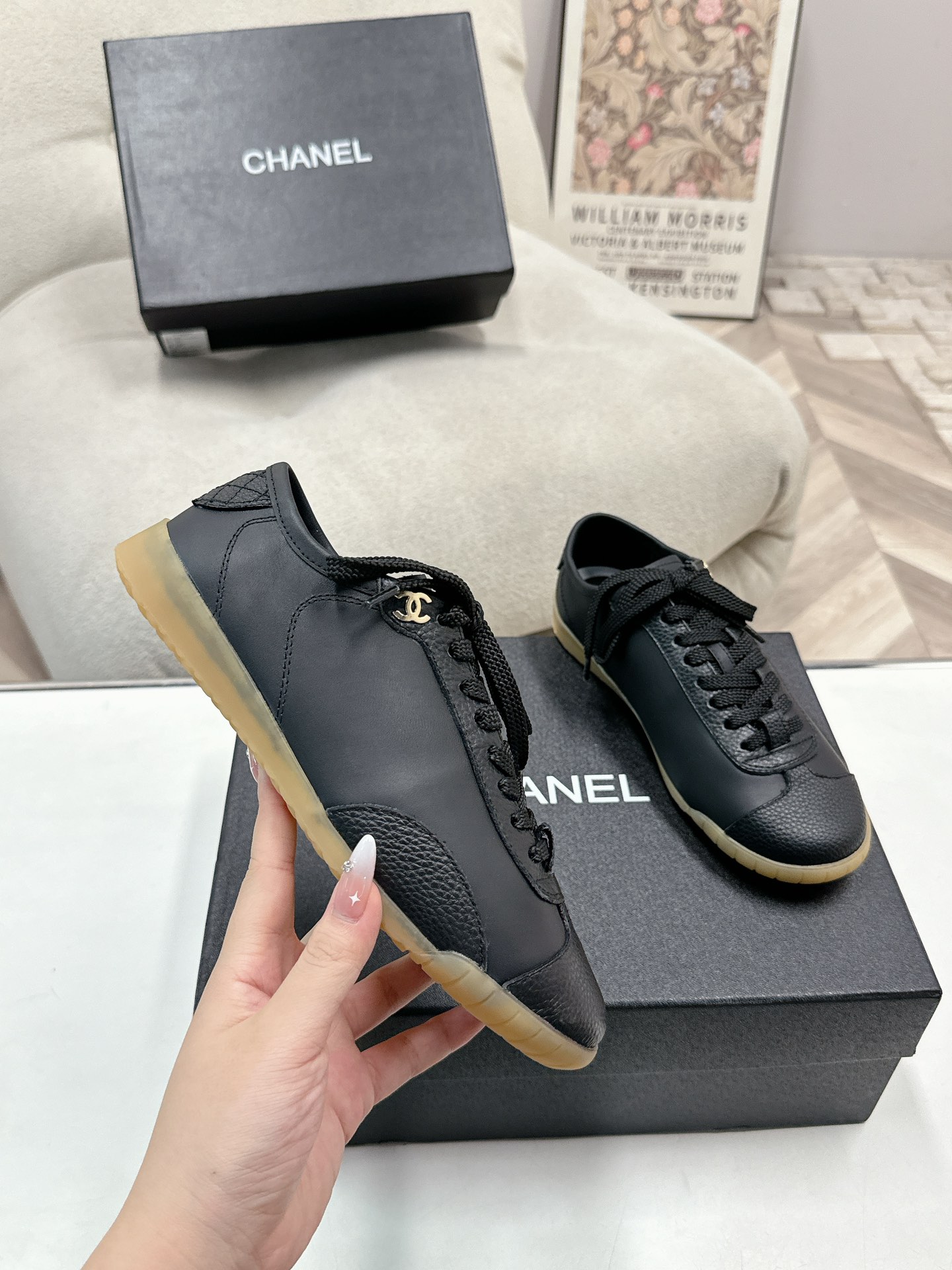 NO:231142,Chanel Xiang Grandma's counter top casual sneakers This classic design; the upper has a variety of craftsmanship styles; the sole is fashionable and sporty; it is an extraordinary variety of color matching elements... The diversified mix and match is very beautiful and versatile, casual, fashionable, sports, and outdoors can be taken into consideration... Go material The upper is made of original imported cowhide The inner part is made of original imported breathable sheepskin Outsole According to original TPU outsole The counter is made of high-quality packaging for women 35–41, casual shoes/sports shoes, chanel, sneakers, cowhide, sheepskin19860909Chanel香奶奶专柜顶级休闲款运动鞋 这款经典设计；鞋面多种工艺的风格；大底却时尚运动；不平凡的拥入了多种配色元素…… 多元化混搭非常好看百搭,休闲,时尚,运动,户外都能兼顾…… Go 材料 鞋面采用 原版进口牛皮 内里采用 原版进口透气羊皮 大底根据 原版TPU大底 专柜精品包装全套女35–41,休闲鞋/运动鞋,chanel,sneakers,cowhide,sheepskin,Women's Shoes