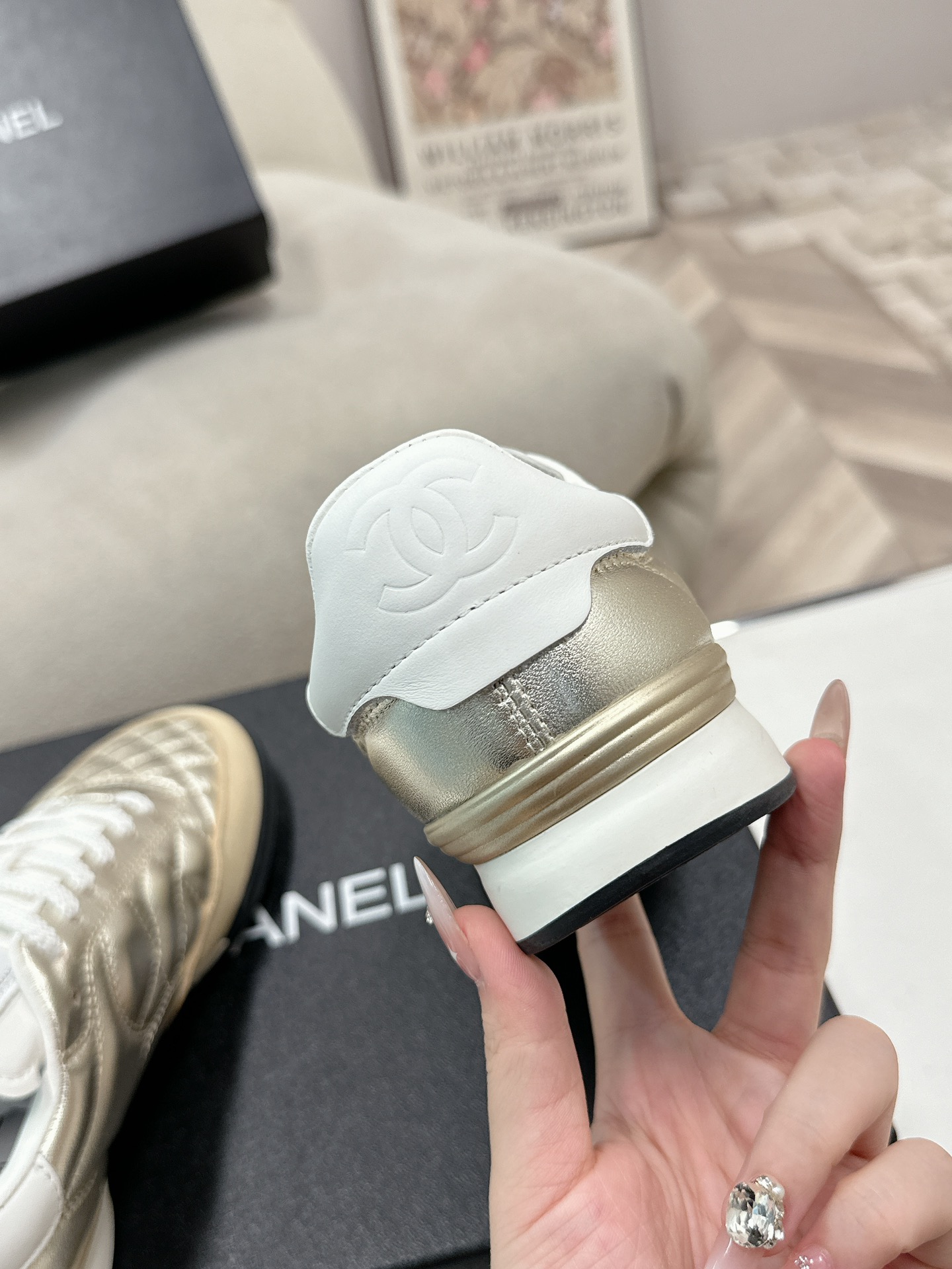320
Chanel香奈儿——2024专柜顶级休闲款运动鞋
这款经典设计；鞋面多种工艺电绣的风格；大底却时尚运动；不平凡的拥入了多种配色元素……
多元化混搭非常好看百搭，休闲，时尚，运动，户外都能兼顾……

ꫛꫀꪝ Go➫ 材料：
❶鞋面采用： 原版进口混种羊
❷内里采用： 原版进口透气羊皮
❸大底根据： 原版TPU大底
专柜精品包装全套女35–41  
