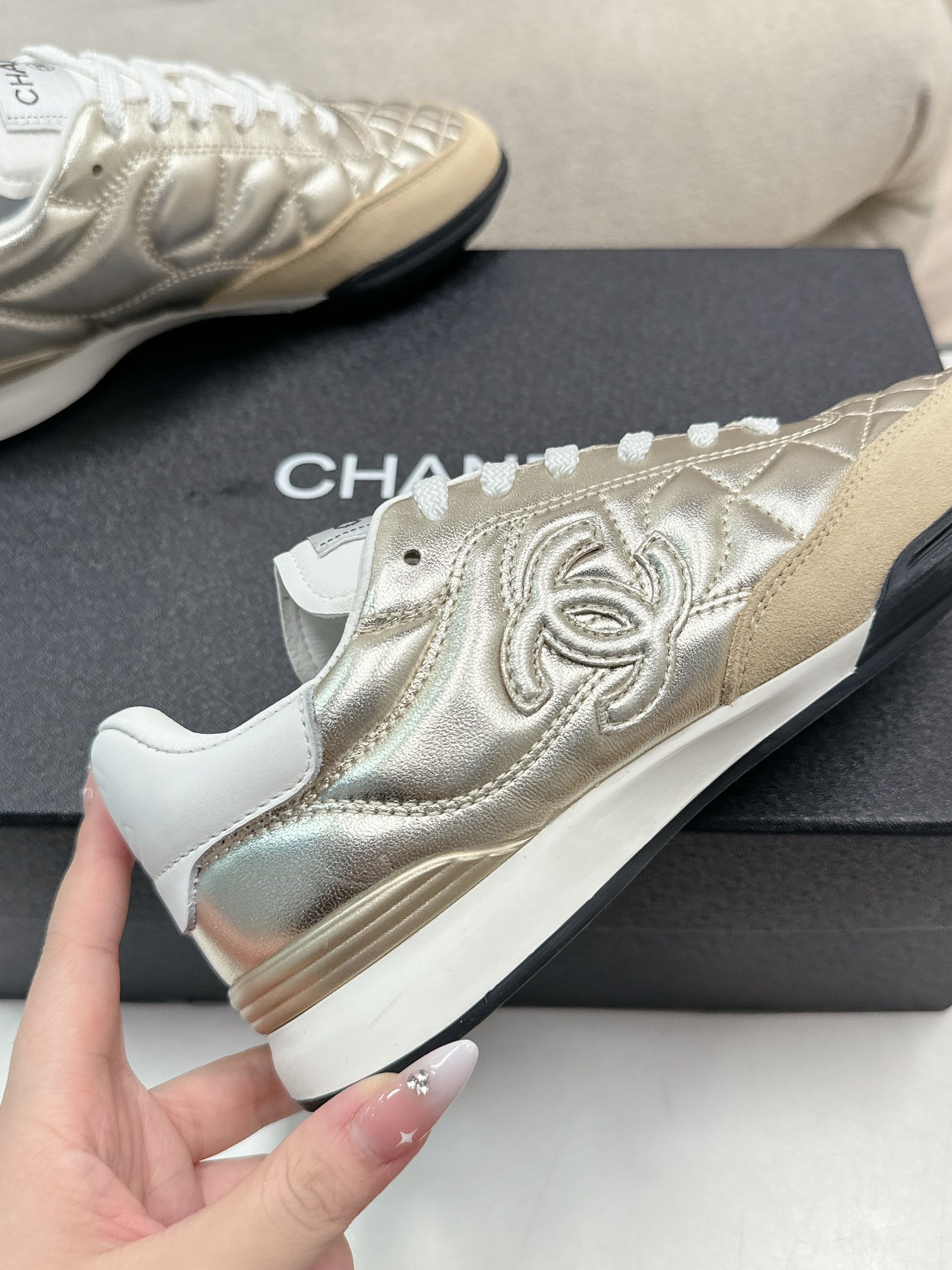 320
Chanel香奈儿——2024专柜顶级休闲款运动鞋
这款经典设计；鞋面多种工艺电绣的风格；大底却时尚运动；不平凡的拥入了多种配色元素……
多元化混搭非常好看百搭，休闲，时尚，运动，户外都能兼顾……

ꫛꫀꪝ Go➫ 材料：
❶鞋面采用： 原版进口混种羊
❷内里采用： 原版进口透气羊皮
❸大底根据： 原版TPU大底
专柜精品包装全套女35–41  
