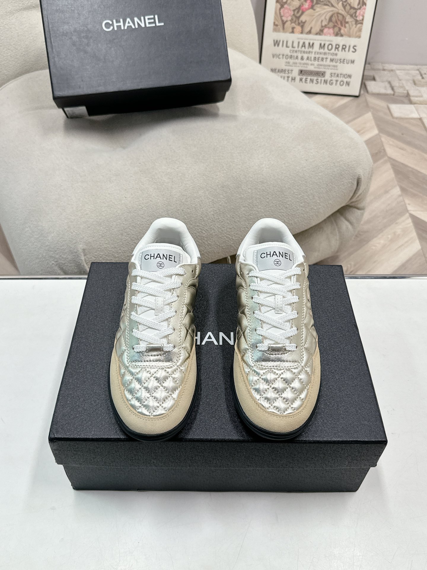 320
Chanel香奈儿——2024专柜顶级休闲款运动鞋
这款经典设计；鞋面多种工艺电绣的风格；大底却时尚运动；不平凡的拥入了多种配色元素……
多元化混搭非常好看百搭，休闲，时尚，运动，户外都能兼顾……

ꫛꫀꪝ Go➫ 材料：
❶鞋面采用： 原版进口混种羊
❷内里采用： 原版进口透气羊皮
❸大底根据： 原版TPU大底
专柜精品包装全套女35–41  
