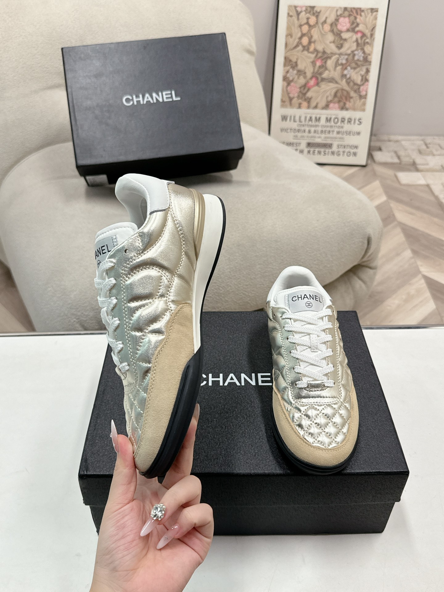 320
Chanel香奈儿——2024专柜顶级休闲款运动鞋
这款经典设计；鞋面多种工艺电绣的风格；大底却时尚运动；不平凡的拥入了多种配色元素……
多元化混搭非常好看百搭，休闲，时尚，运动，户外都能兼顾……

ꫛꫀꪝ Go➫ 材料：
❶鞋面采用： 原版进口混种羊
❷内里采用： 原版进口透气羊皮
❸大底根据： 原版TPU大底
专柜精品包装全套女35–41  
