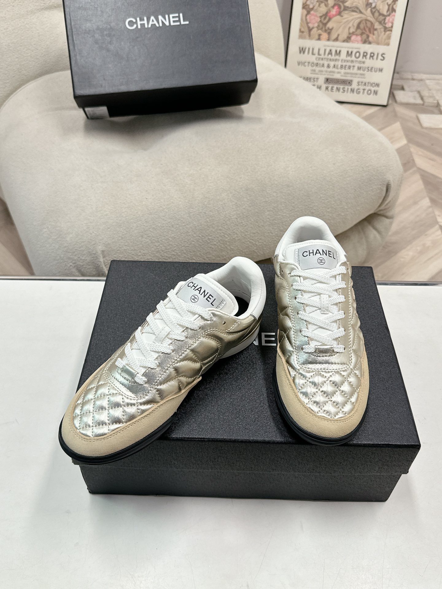 320
Chanel香奈儿——2024专柜顶级休闲款运动鞋
这款经典设计；鞋面多种工艺电绣的风格；大底却时尚运动；不平凡的拥入了多种配色元素……
多元化混搭非常好看百搭，休闲，时尚，运动，户外都能兼顾……

ꫛꫀꪝ Go➫ 材料：
❶鞋面采用： 原版进口混种羊
❷内里采用： 原版进口透气羊皮
❸大底根据： 原版TPU大底
专柜精品包装全套女35–41  
